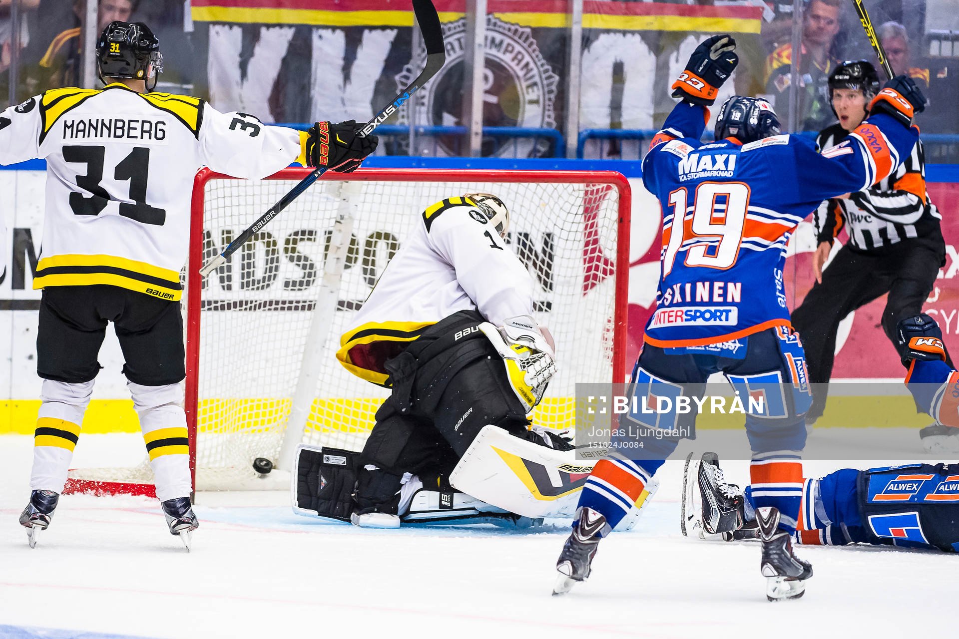 Brynäs målvakt Felix Sandström ser pucken gå in bakom