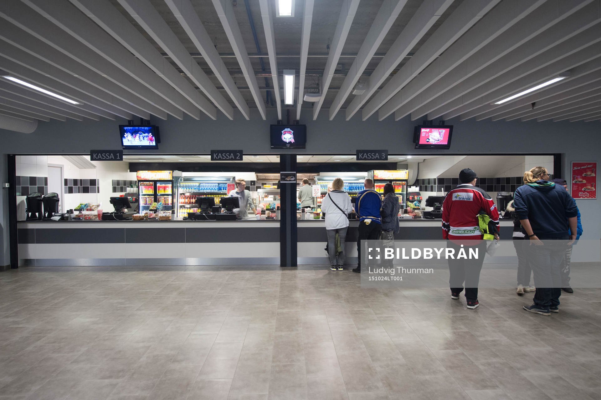 Besökare handlar varor i en kiosk