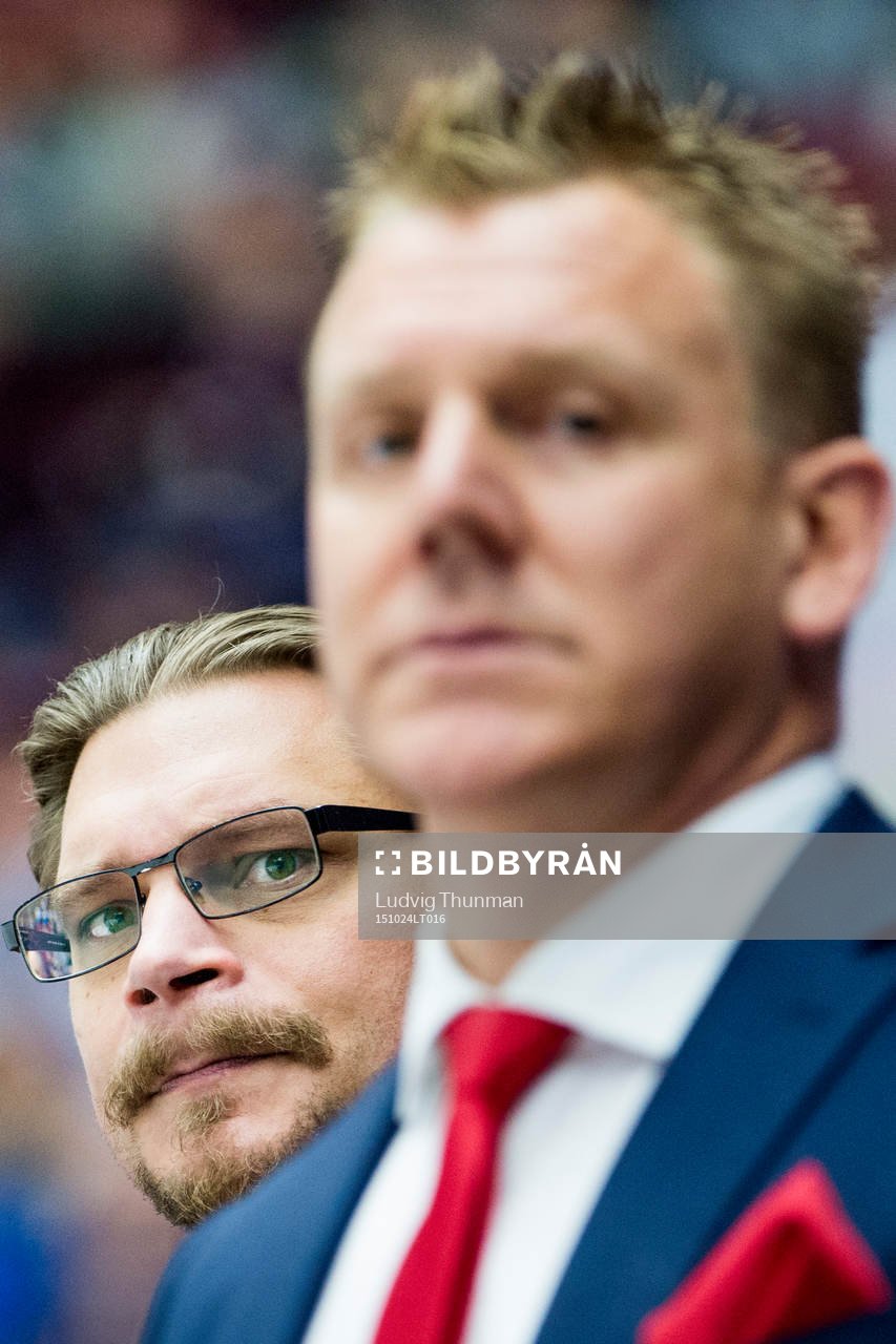 Malmö Redhawks tränare Björn Hellkvist skymtar fram