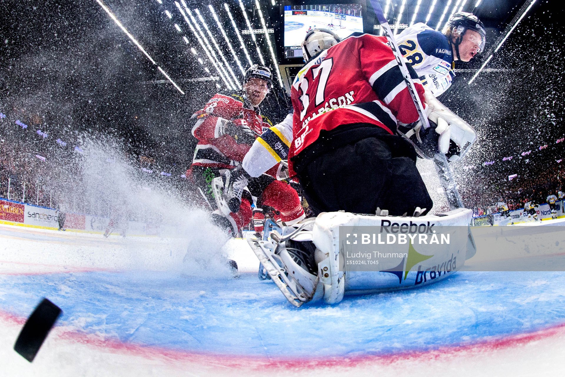 s Anton Bengtsson gör 1-1 bakom Malmö Redhawks målvakt