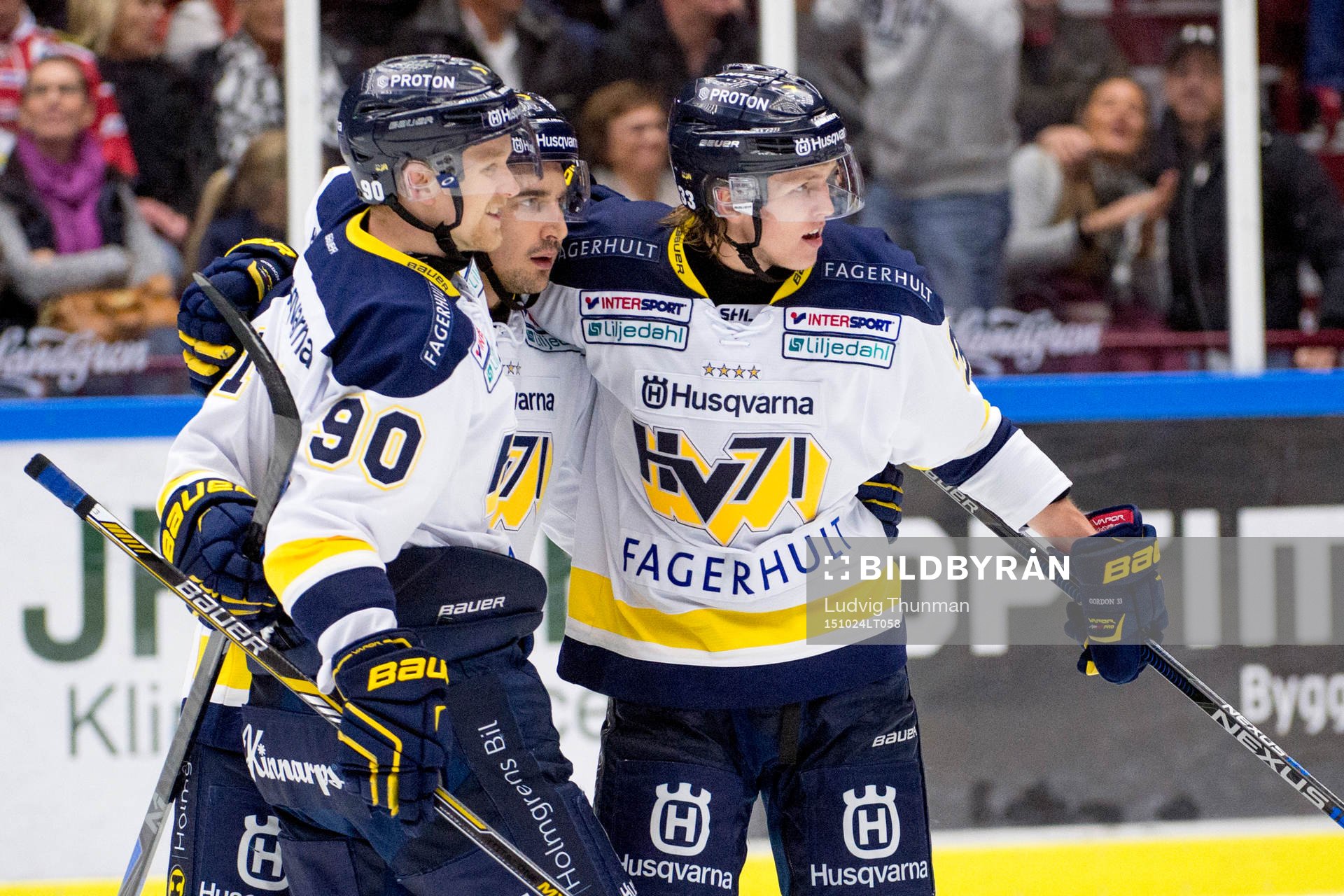 s Chris Campoli jublar med Niklas Hansson och Ted Brithén