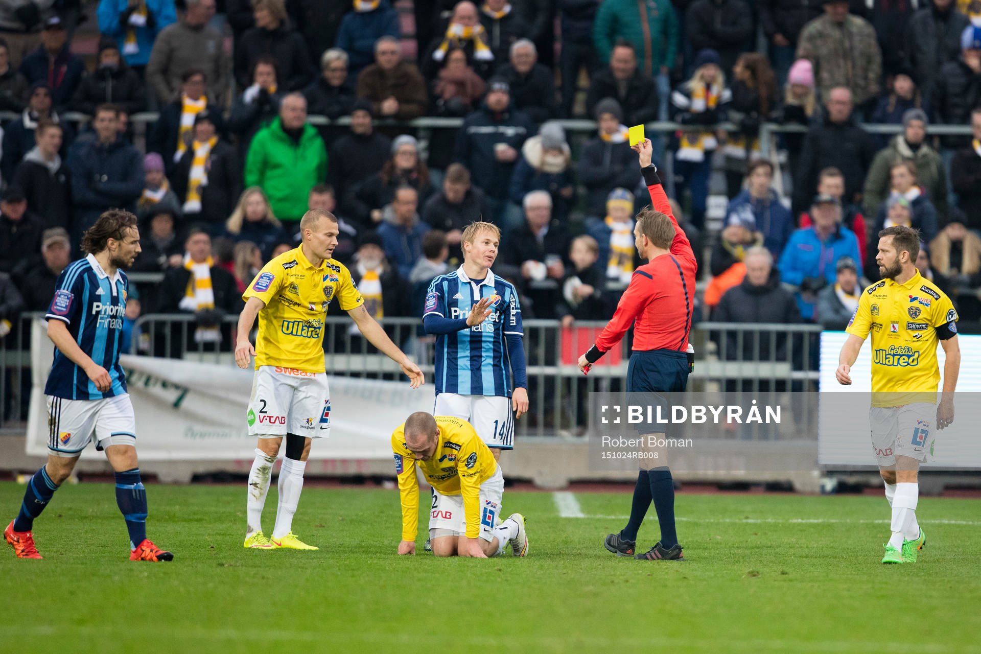 Djurgårdens Elliot Käck blir varnad av Domare Johan Hamlin
