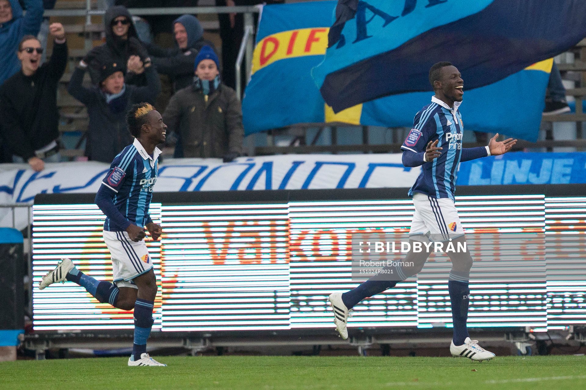 Djurgårdens Sam Johnsson och Omar Colley jublar