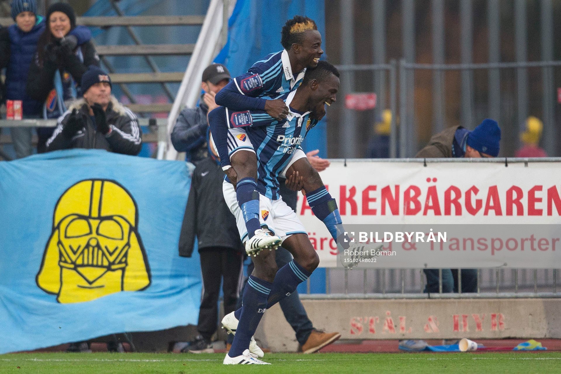 Djurgårdens Sam Johnsson och Omar Colley jublar