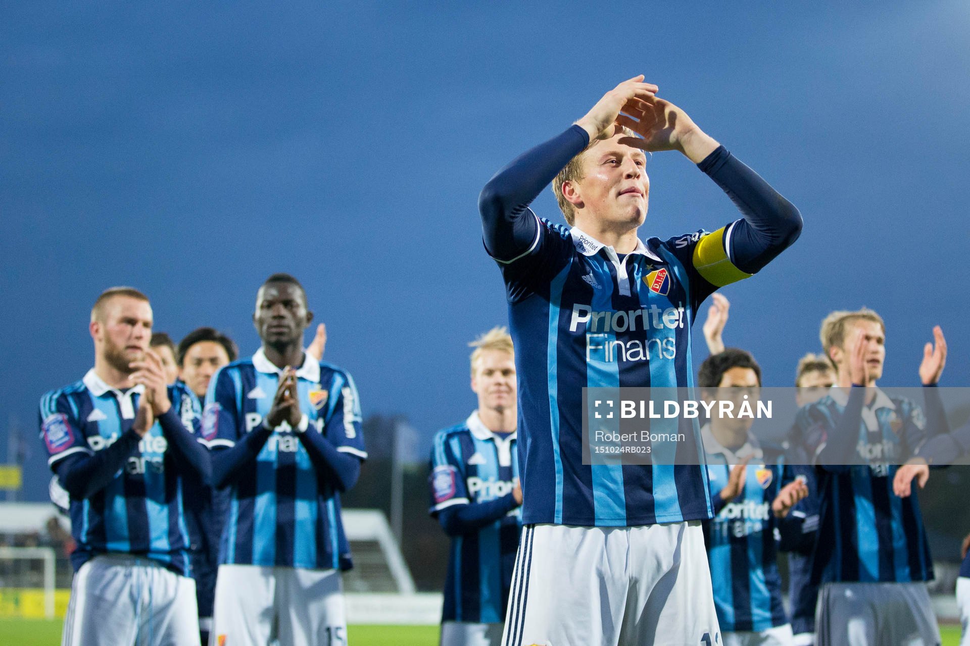 Djurgårdens Emil Bergström jublar tillammans med laget