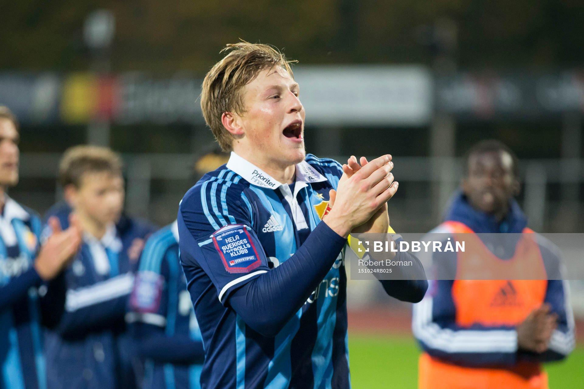 Djurgårdens Emil Bergström jublar och sjunger tillammans