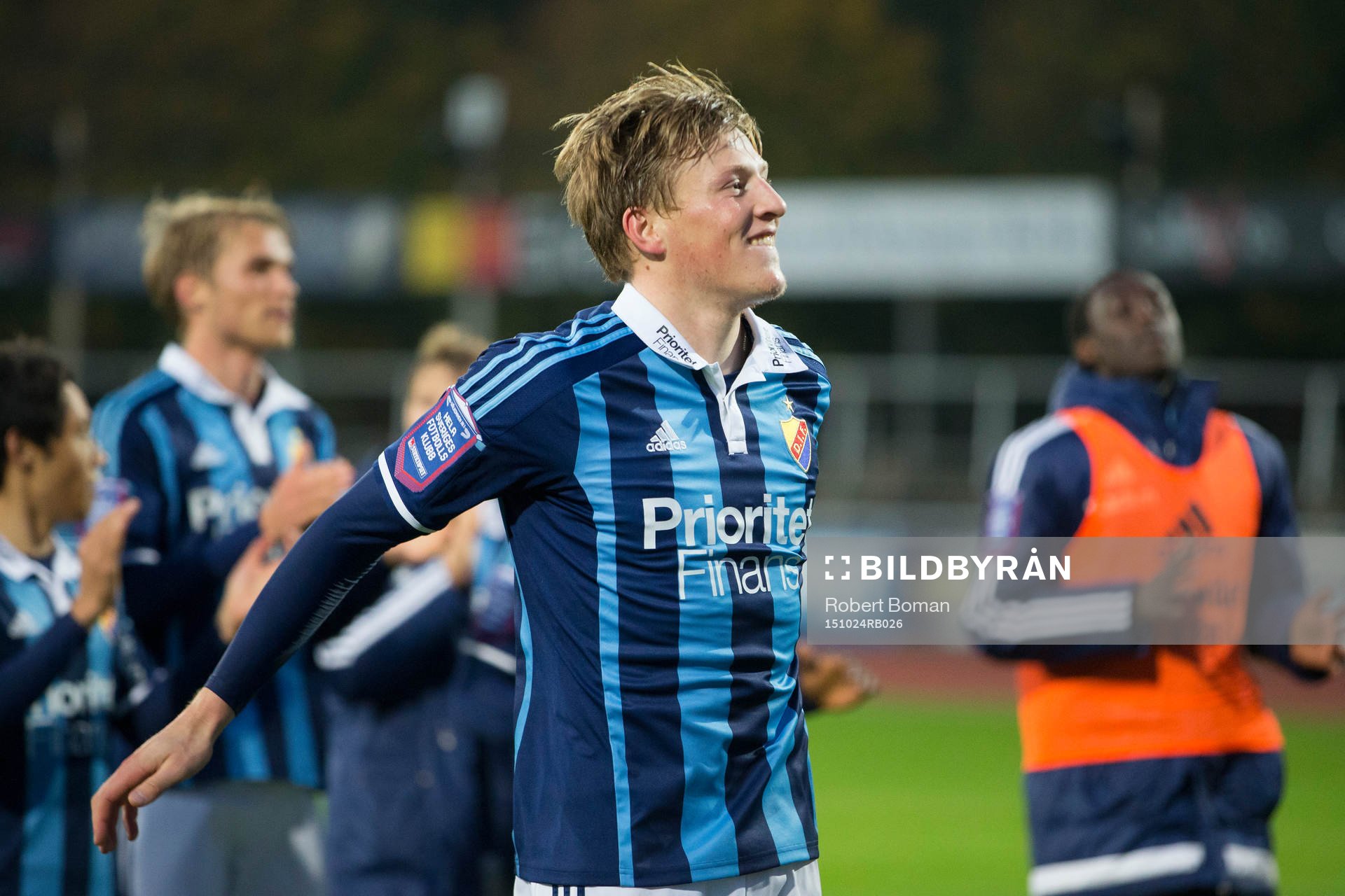 Djurgårdens Emil Bergström jublar och sjunger tillammans