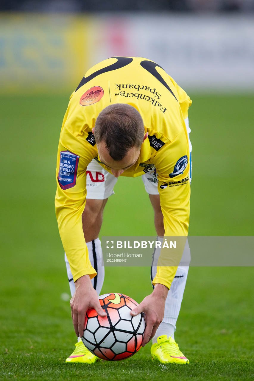 Falkenbergs Carl Wede lägger upp bollen