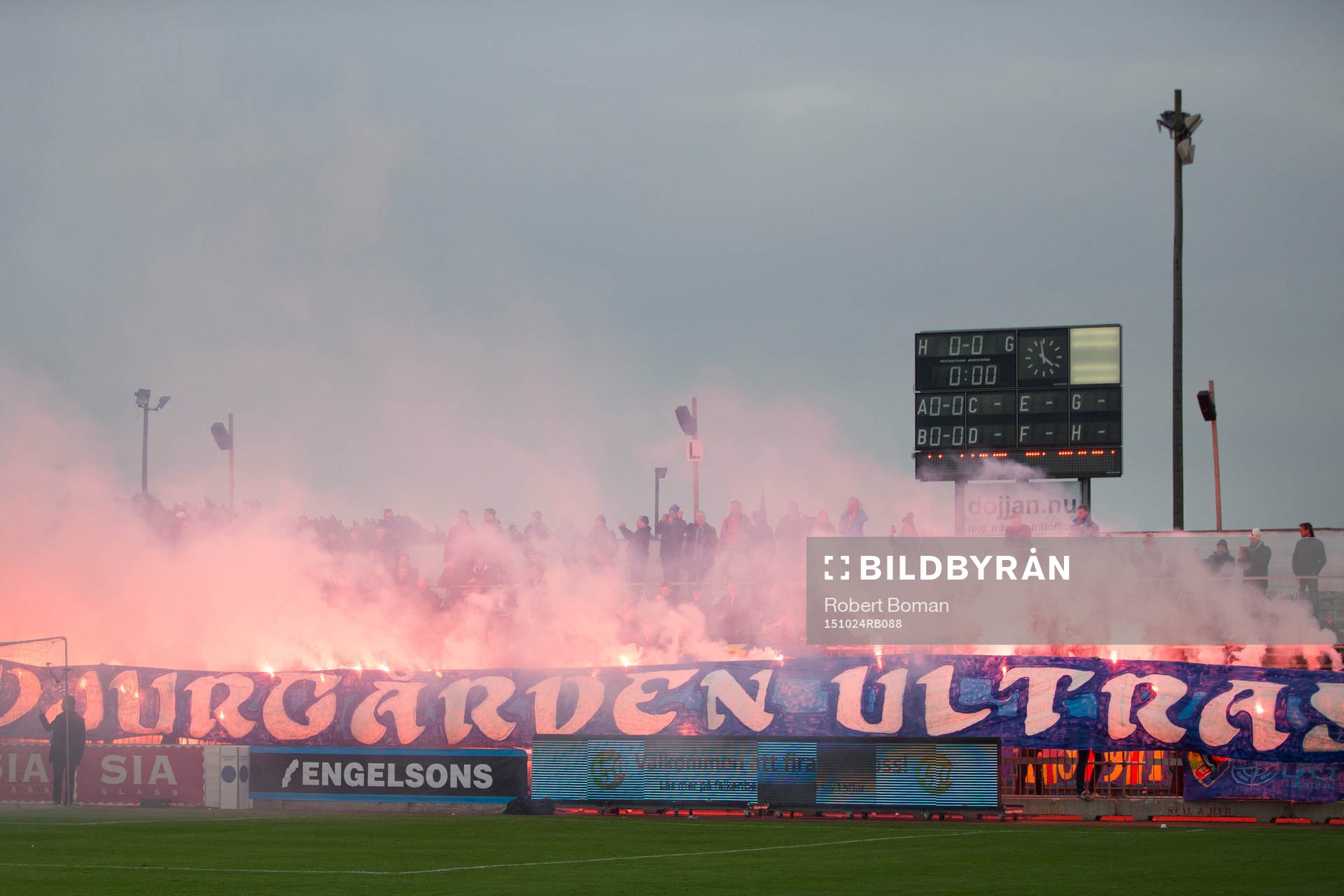 Djurgårdens supportrar tänder bengaler