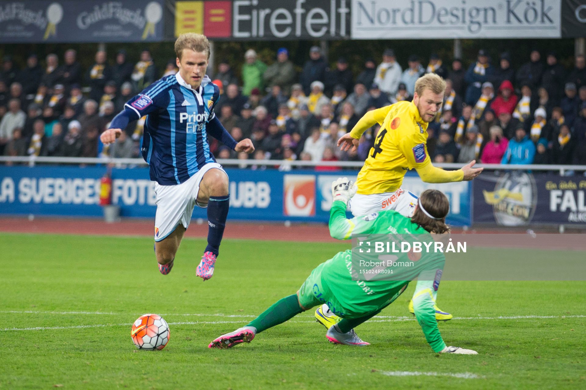 Djurgårdens Sebastian Andersson rundar Falkenbergs
