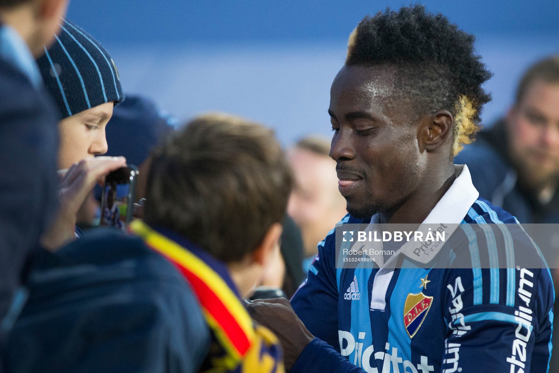 Djurgårdens Sam Johnsson skriver autografer