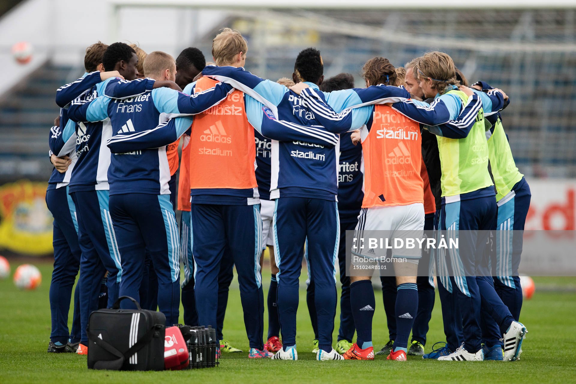 Djurgårdens spelare samlas innan match