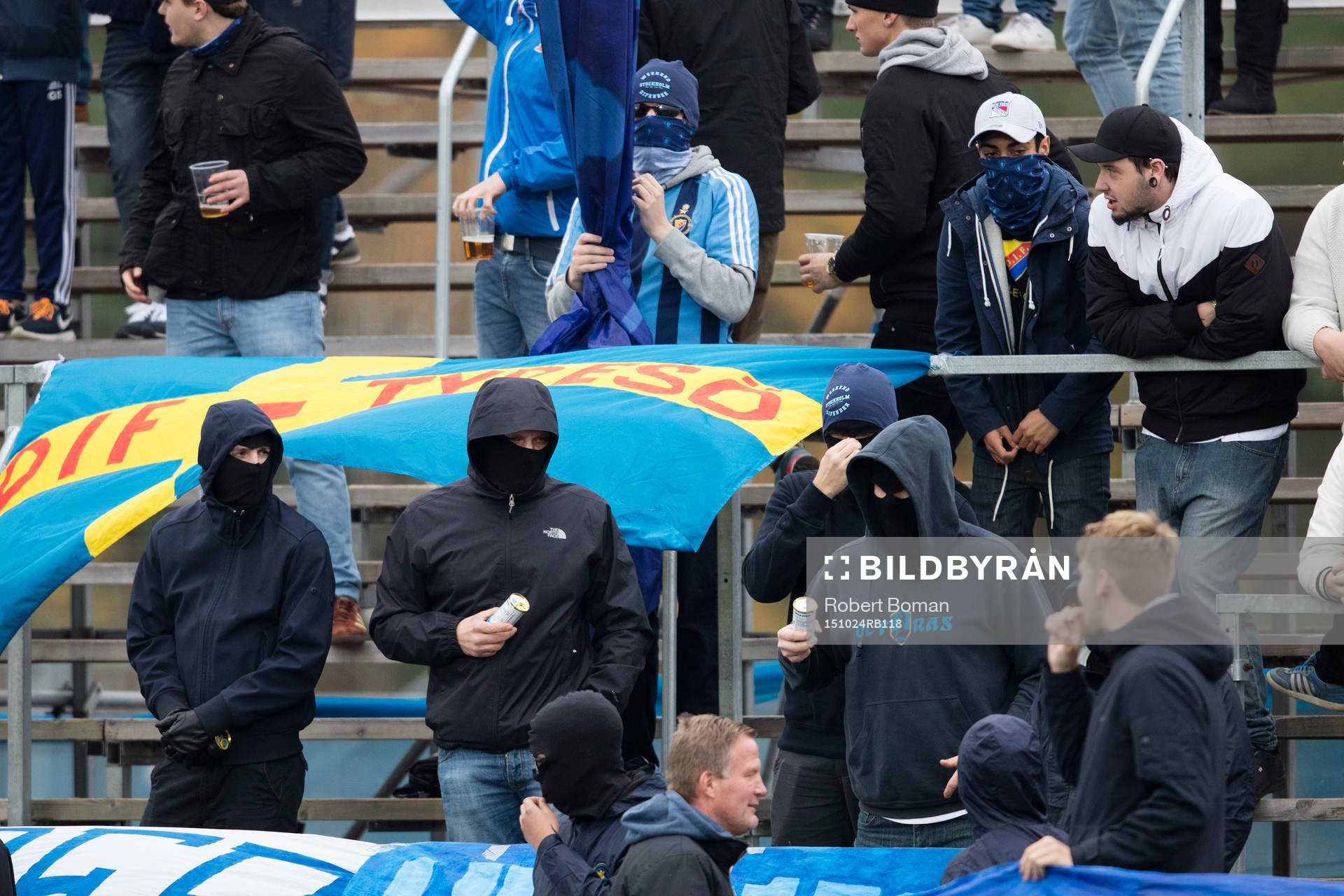 Maskerade Djurgårdens supportrar förbereder bengaler