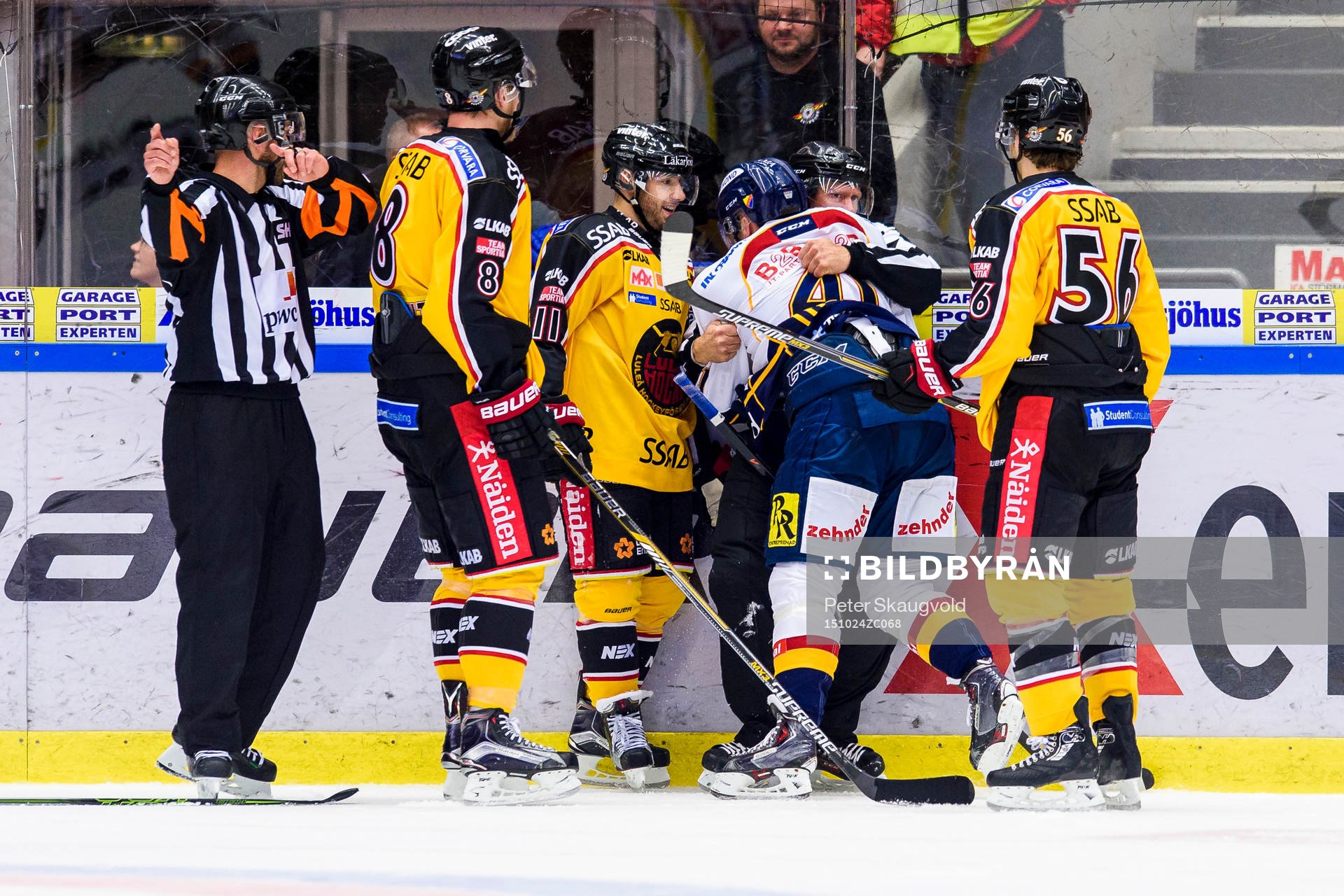 Djurgårdens Patrick Thoresen brottas med en linjeman