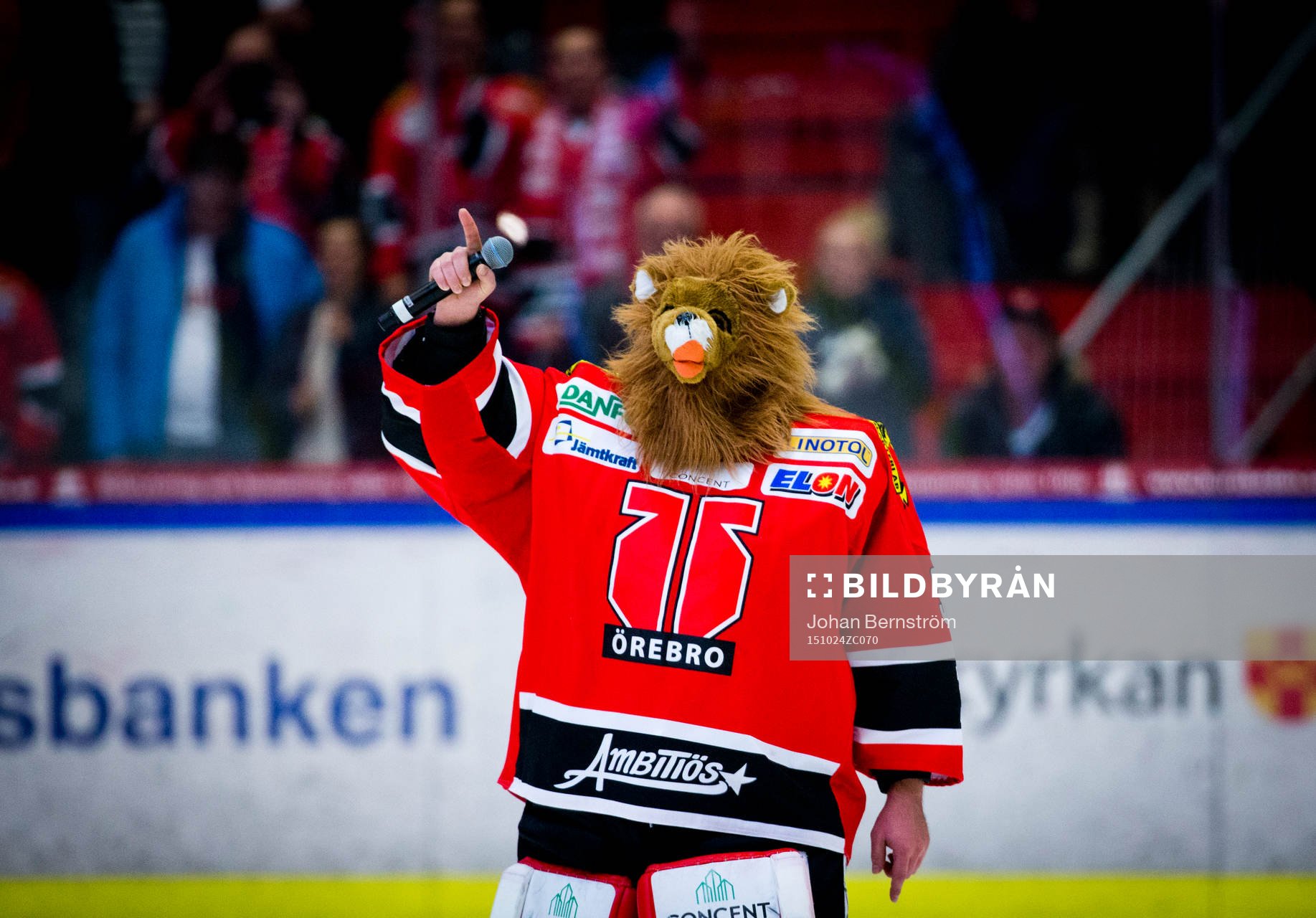 Örebros målvakt Julius Hudacek utklädd till ett djur