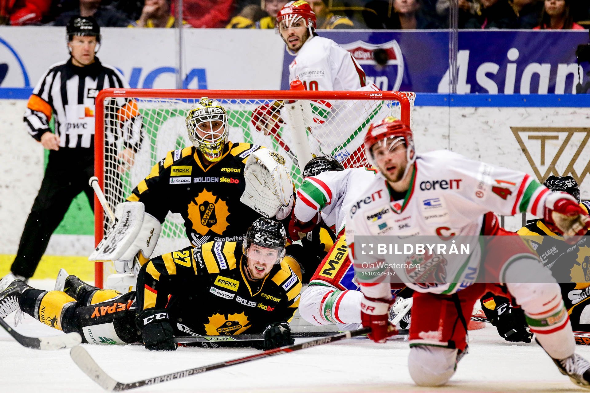 Skellefteås Martin Lundberg och målvakt Markus Svensson