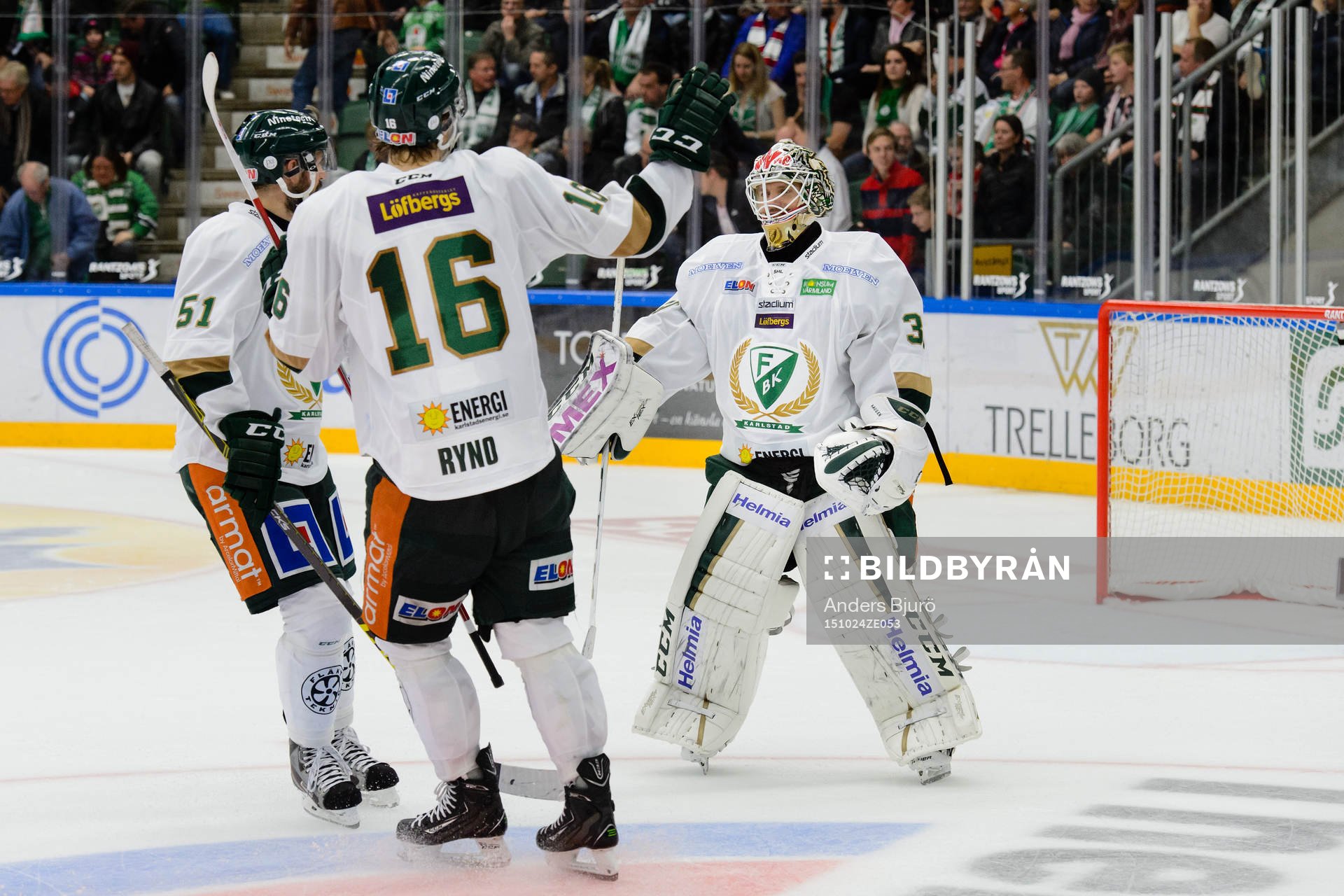 Färjestads Rickard Wallin och Johan Ryno firar med