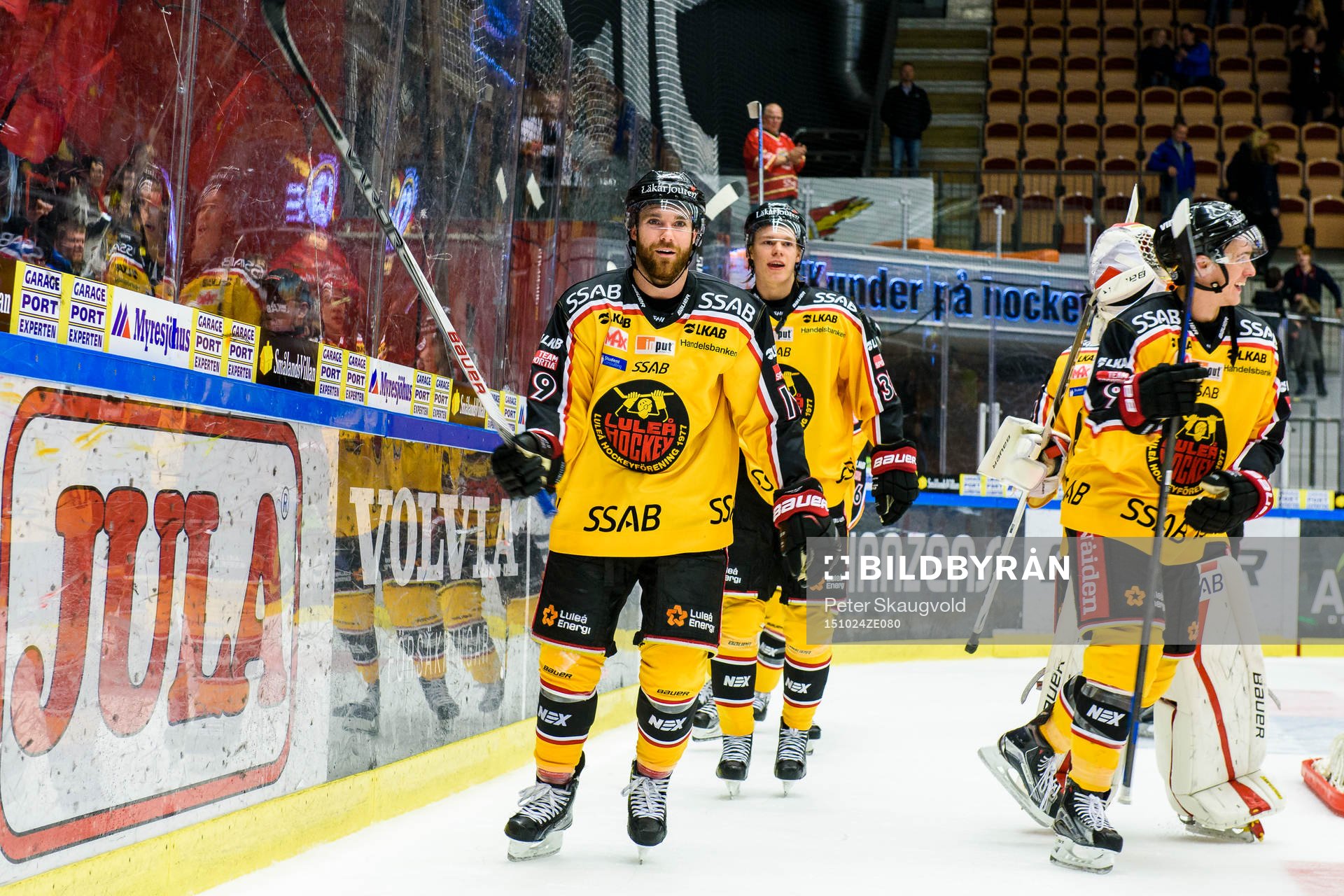 Luleås Jacob Lagacé firar segern framför ståplats