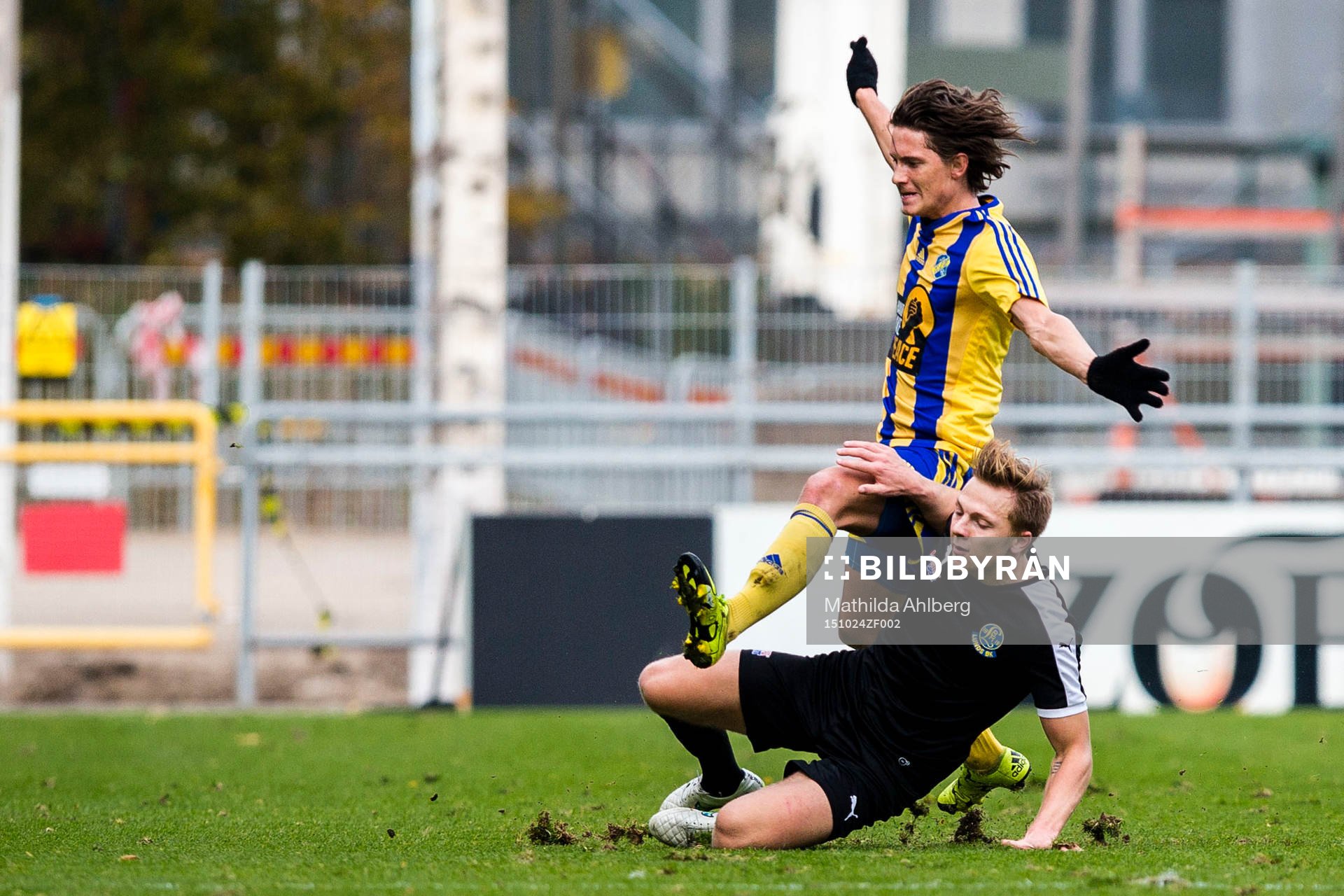 Eskilsminnes Robin Book stoppas av Lunds spelare