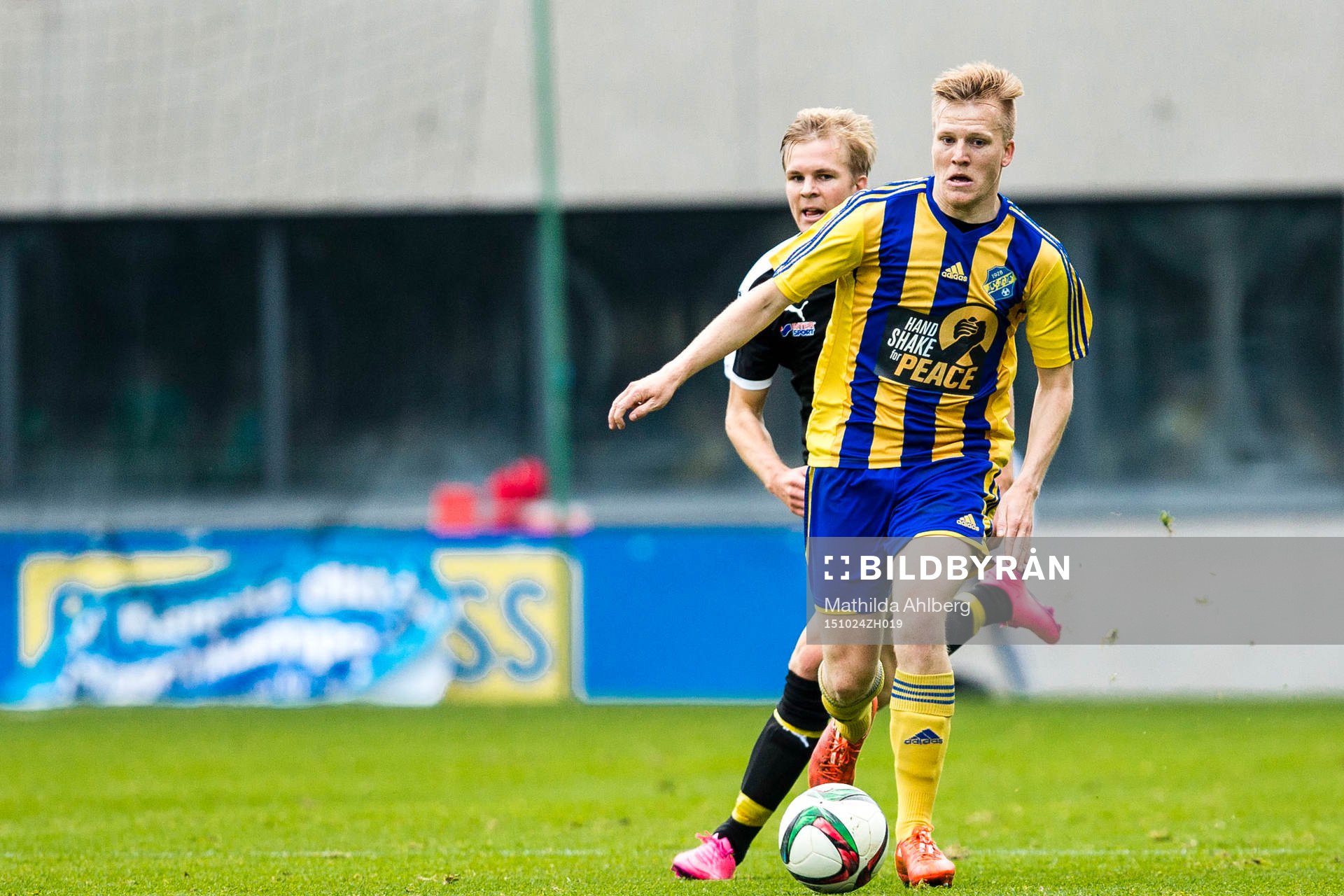 Eskilsminnes Marcus Andersson med bollen