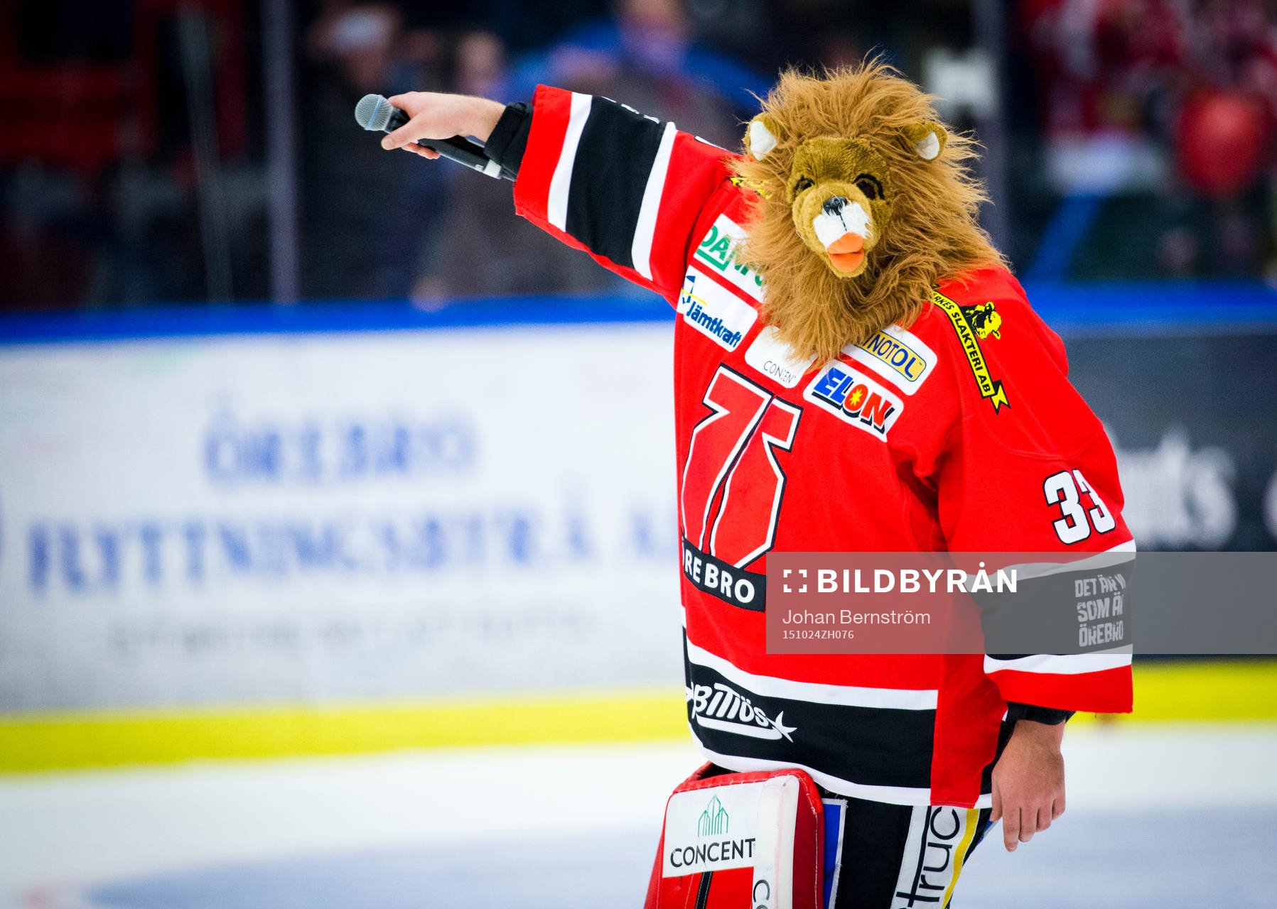 Örebros målvakt Julius Hudacek utklädd till ett djur