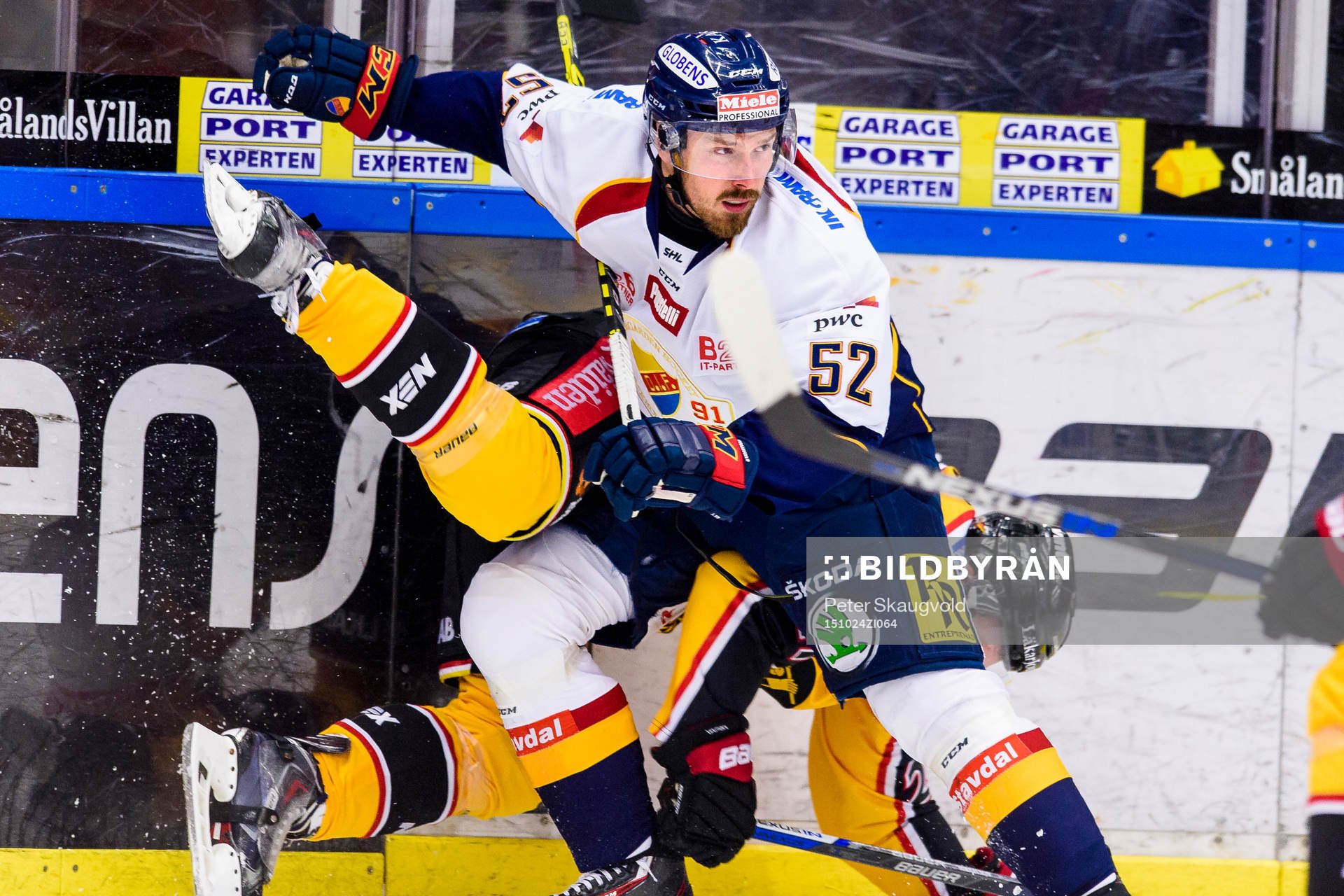 Luleås Brendan Mikkelson tacklas av Djurgårdens Mikeal
