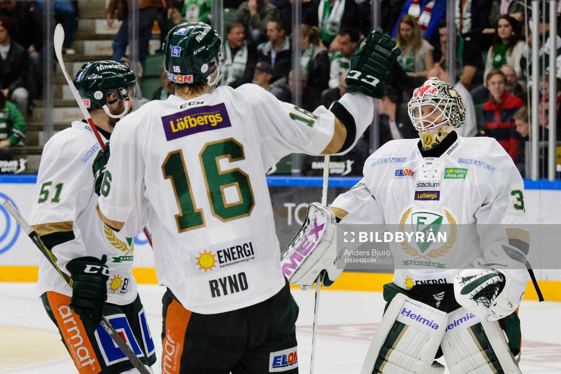 Färjestads Rickard Wallin och Johan Ryno firar med