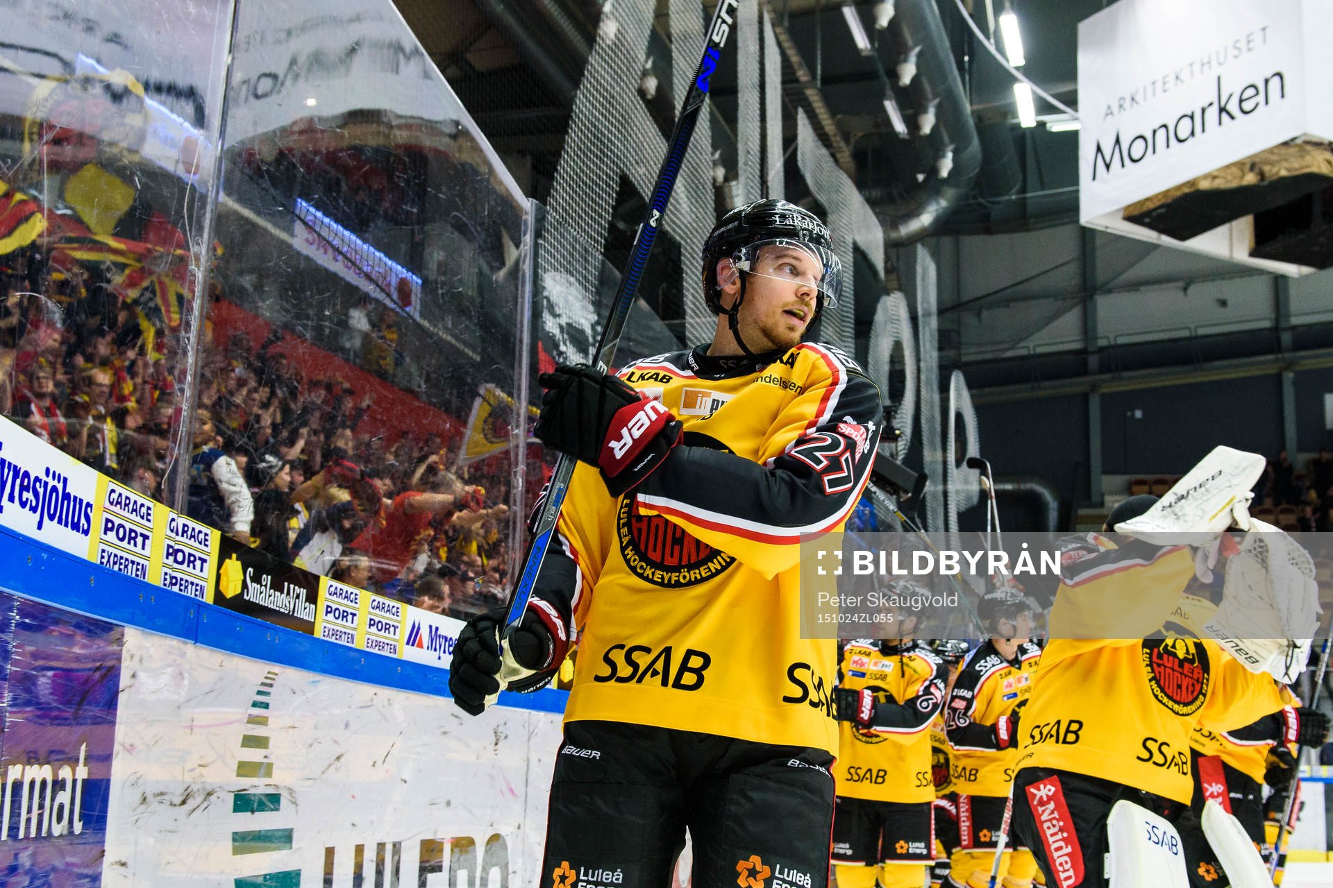 Luleås Brendan Mikkelson firar segern framför ståplats