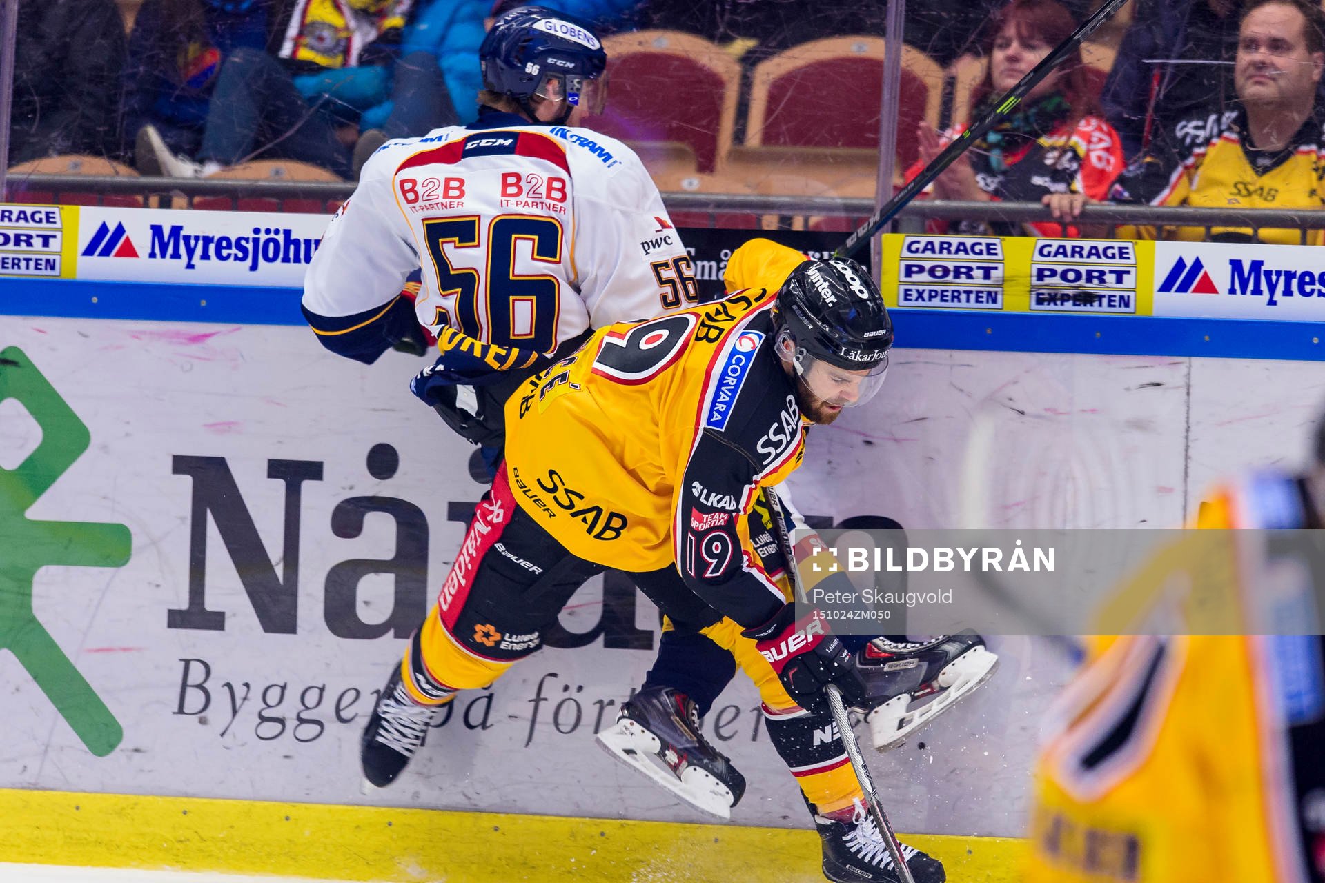 Luleås Jacob Lagacé tacklar Djurgårdens Robin Norell