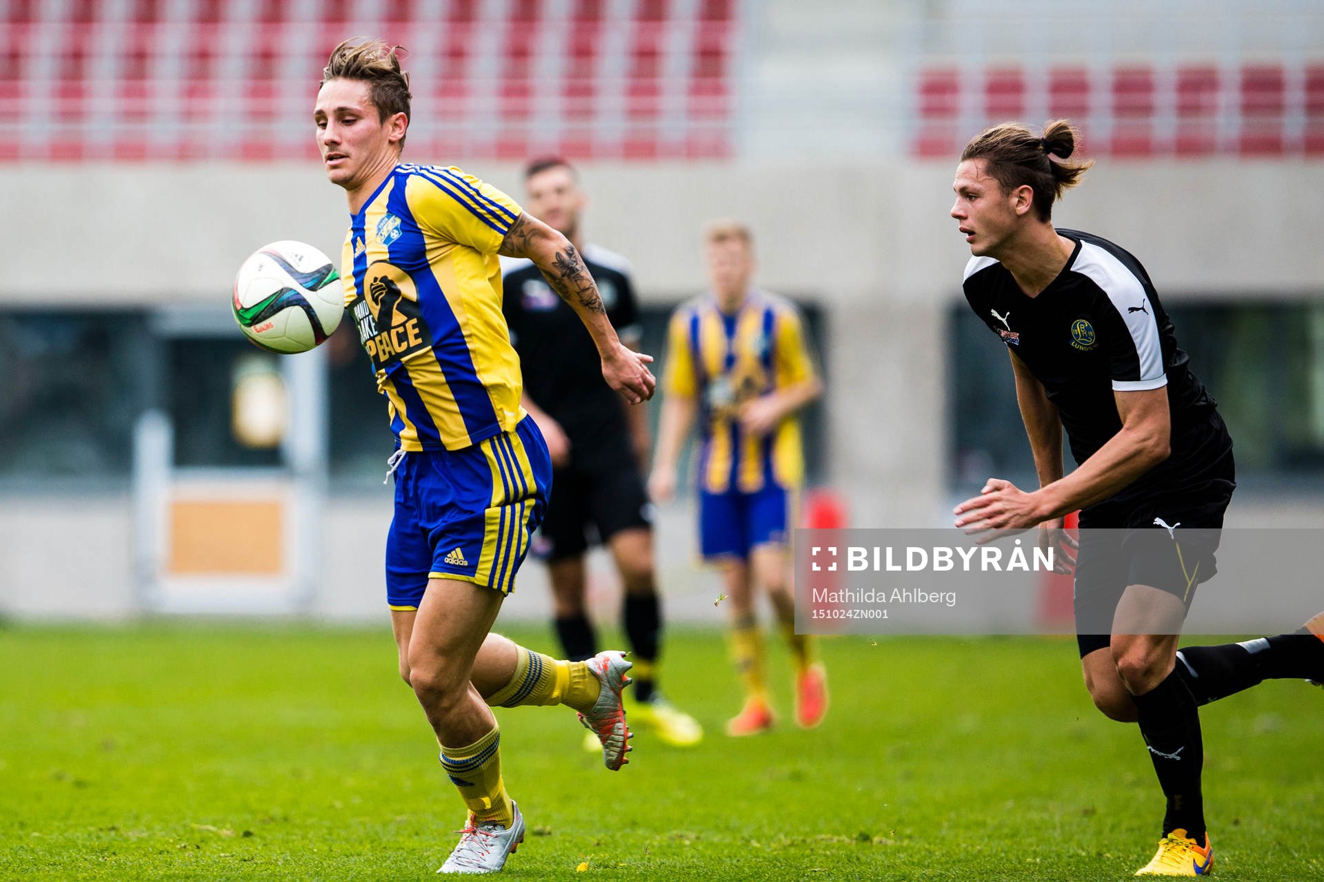 Eskilsminnes Christoffer Levi med bollen