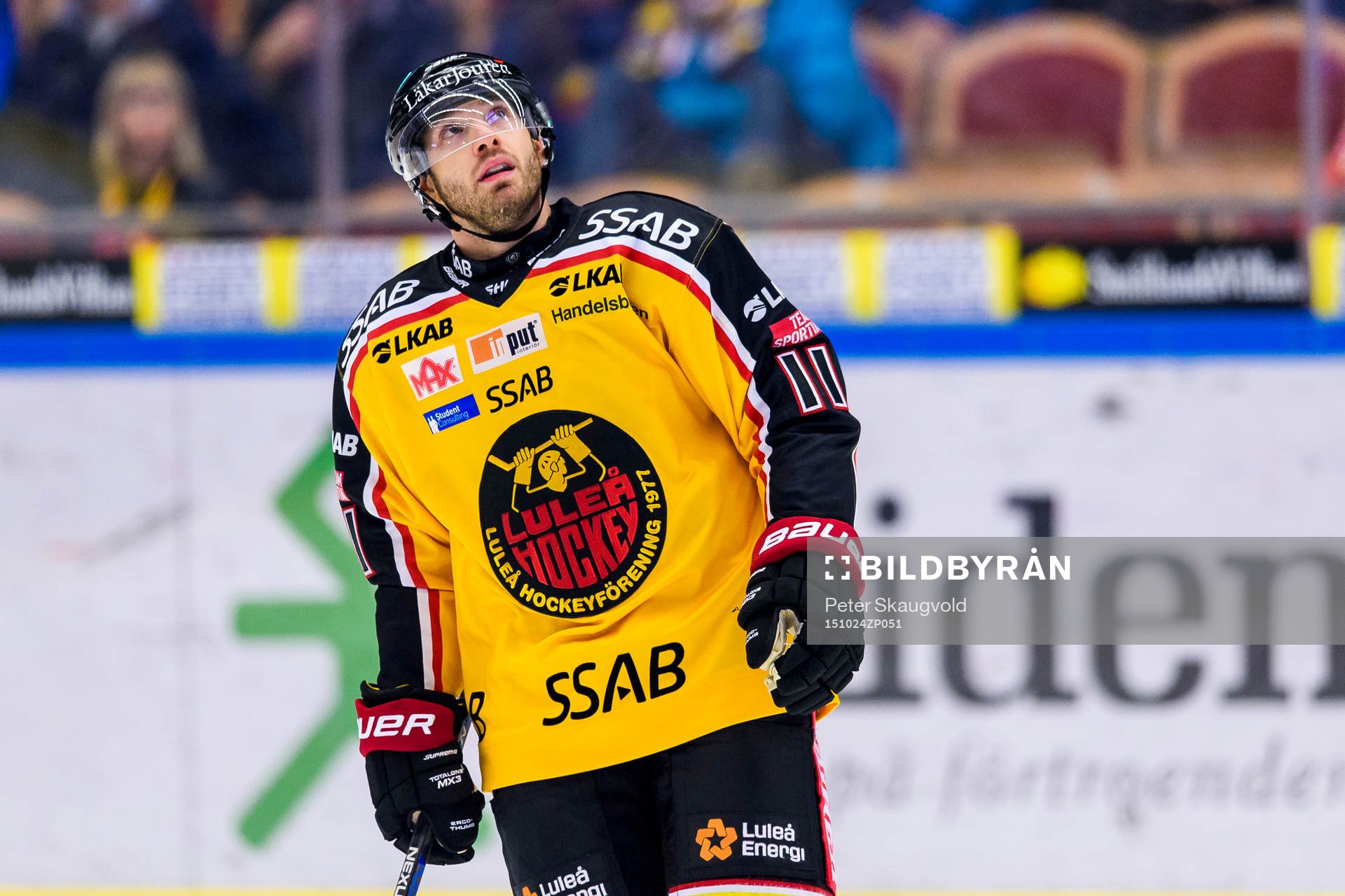 Luleås Jacob Micflikier tittar upp mot mediakuben