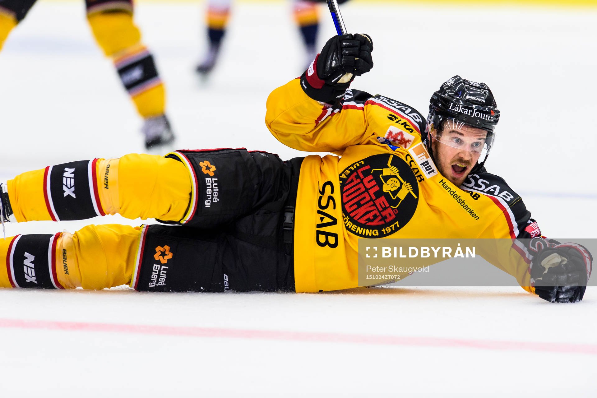 Luleås Brendan Mikkelson ligger på isen