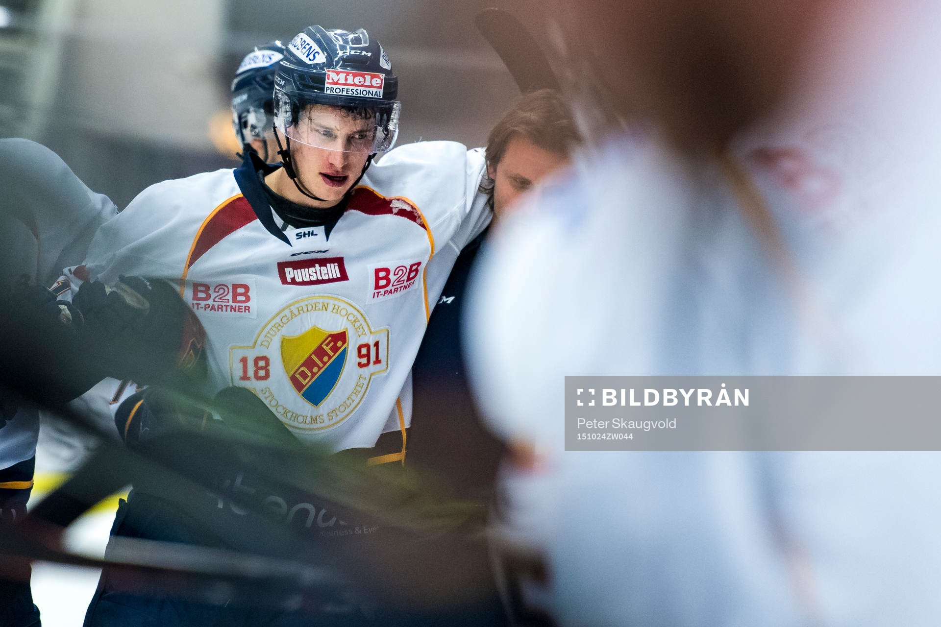 Djurgårdens Robin Alvarez får hjälp att ta sig av planen