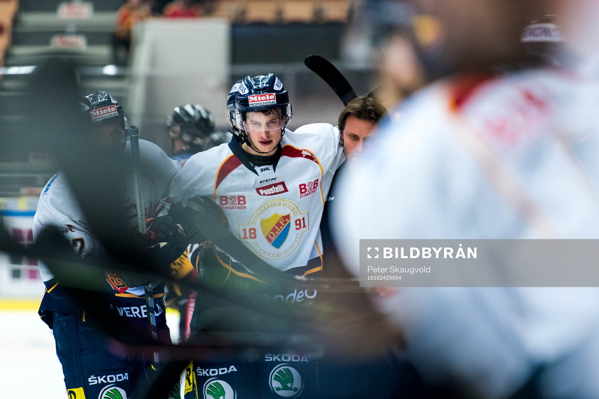 Djurgårdens Robin Alvarez får hjälp att ta sig av planen