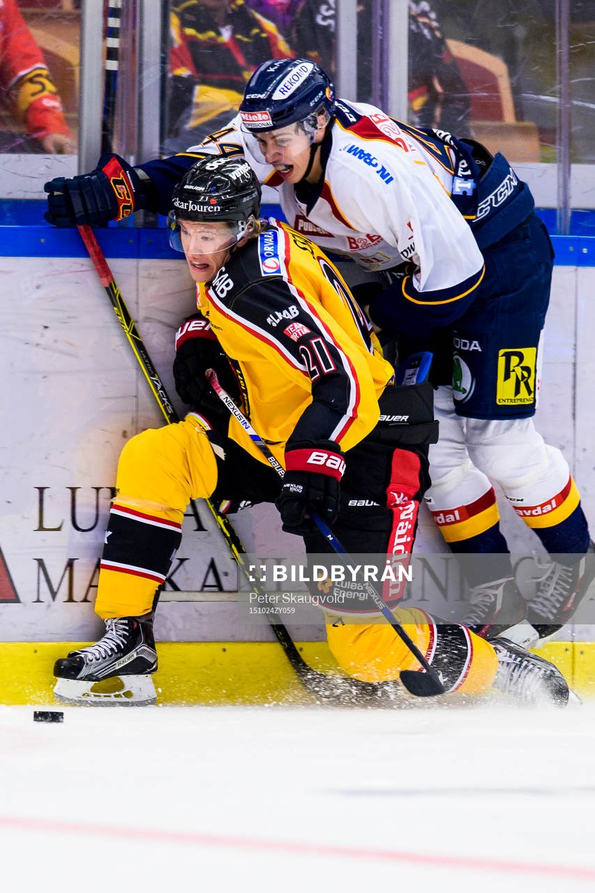 Luleås Emil Sylvegård tacklar Djurgårdens Lukas Vejdemo