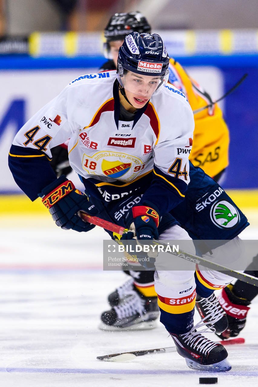 Djurgårdens Lukas Vejdemo med pucken