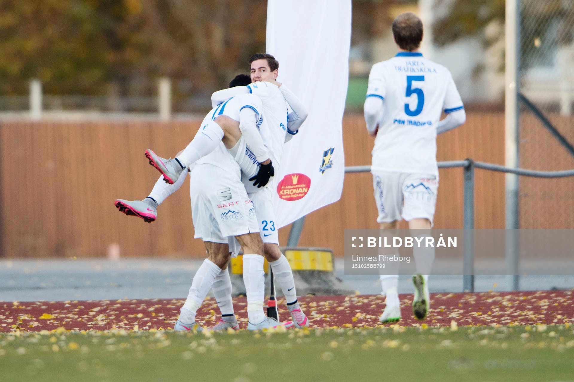 Akropolis Kostas Stavrothanasopoulos jublar efter att ha gjort 1-0 under fotbollsmatchen i Division 1 Norra mellan Akropolis IF och IFK Luleå den 25 oktober 2015 i Stockholm. 