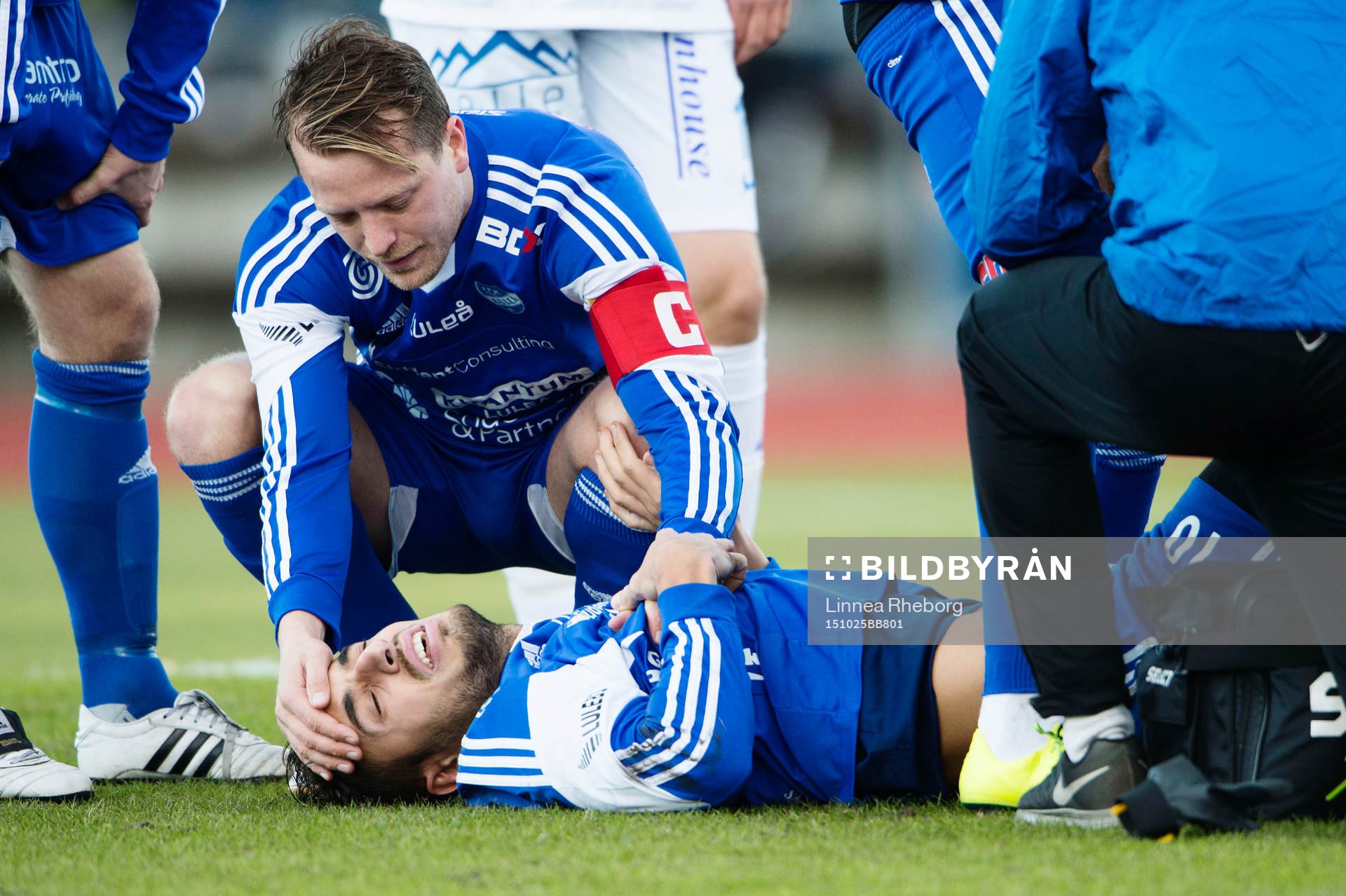 Luleås Erido Poli ligger skadad och tröstas av lagkamrat Carl-Johan Norrbin under fotbollsmatchen i Division 1 Norra mellan Akropolis IF och IFK Luleå den 25 oktober 2015 i Stockholm. 
