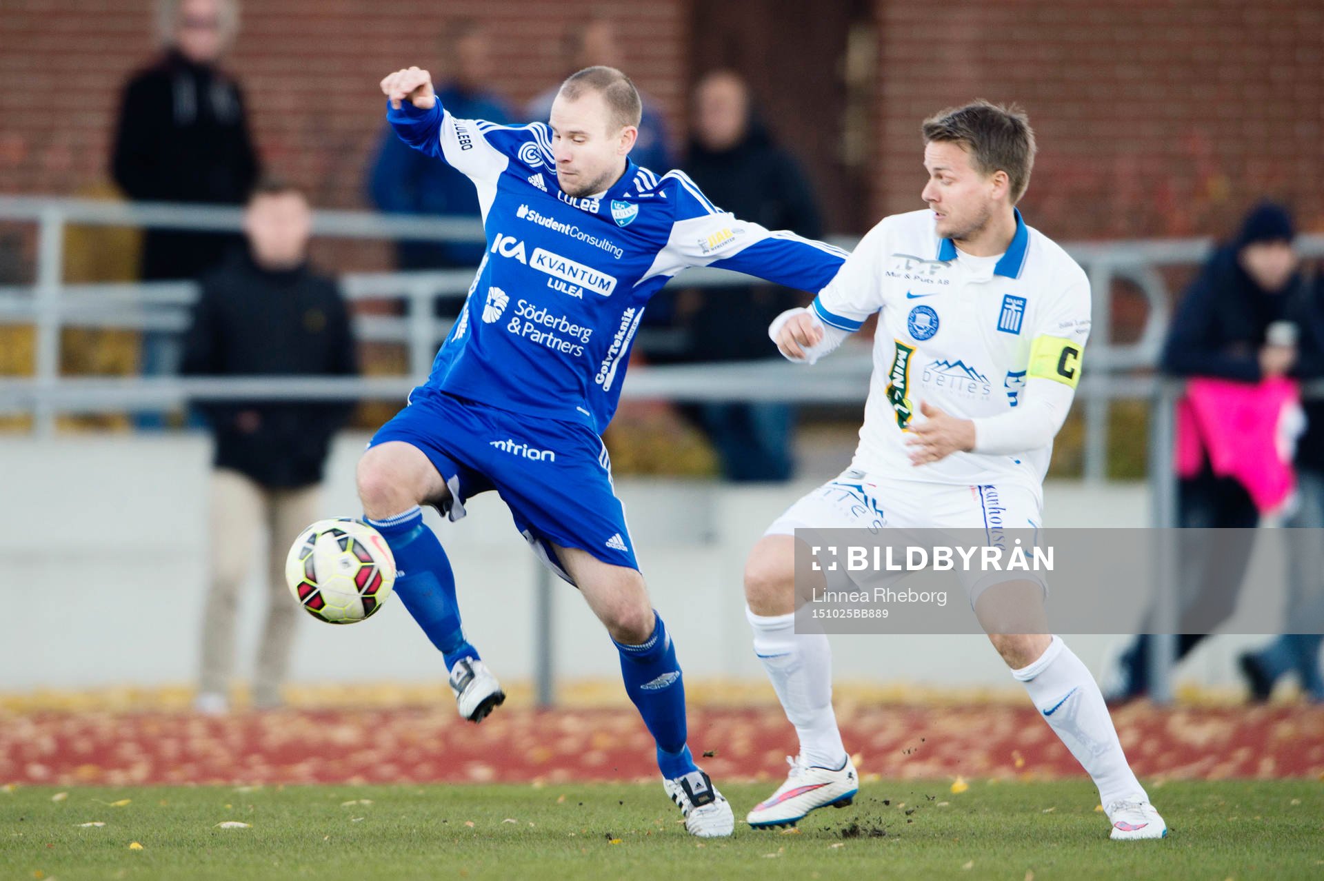 Luleås Tomas Eriksson i kamp om bollen med Akropolis