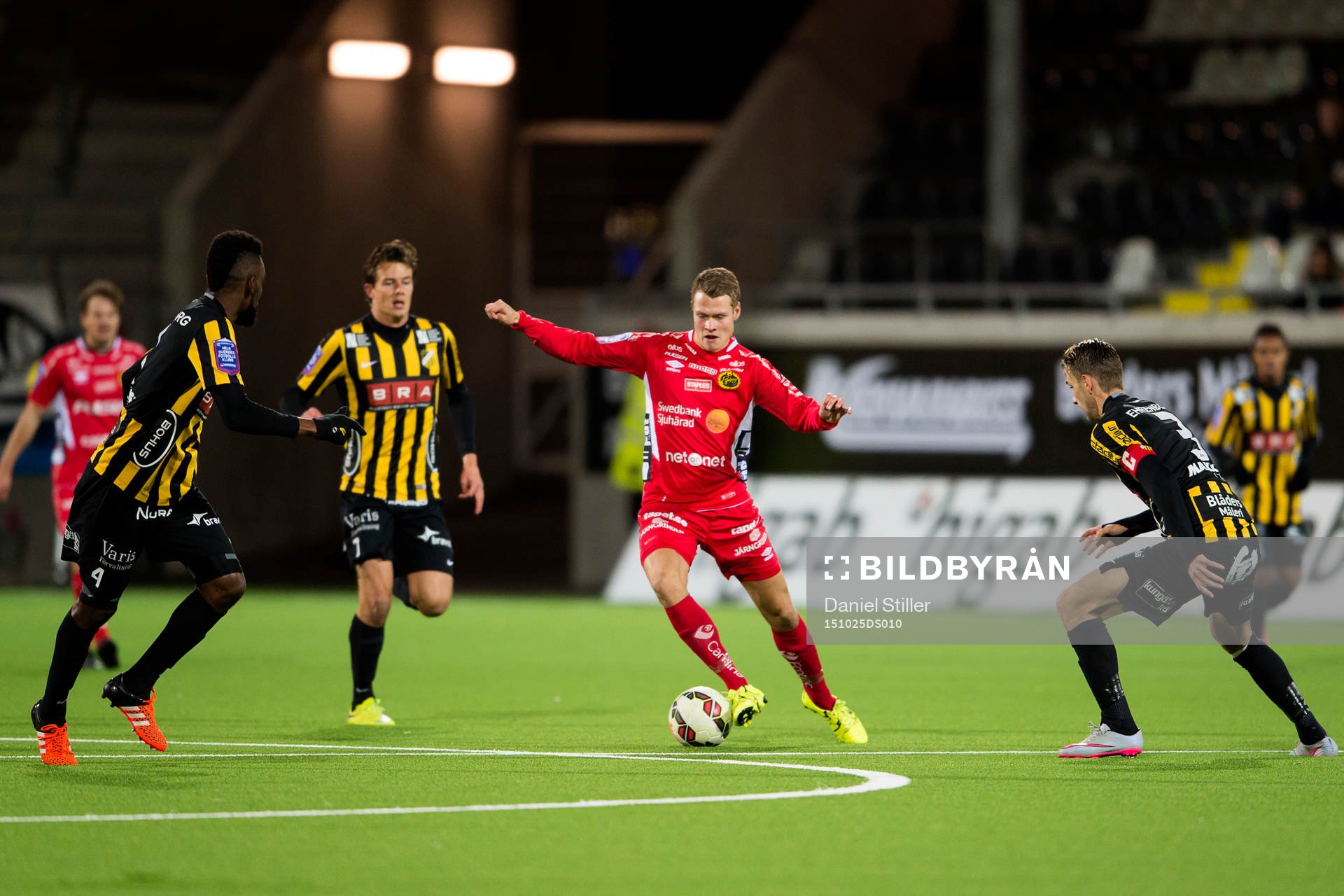Elfsborgs Viktor Claesson går förbi Häckens Jasmin Sudic
