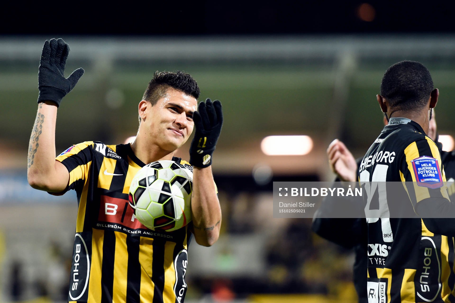 Häckens tremålsskytt Paulo de Oliveira tackar publiken efter fotbollsmatchen i Allsvenskan mellan Häcken och Elfsborg den 25 oktober 2015 i Göteborg.