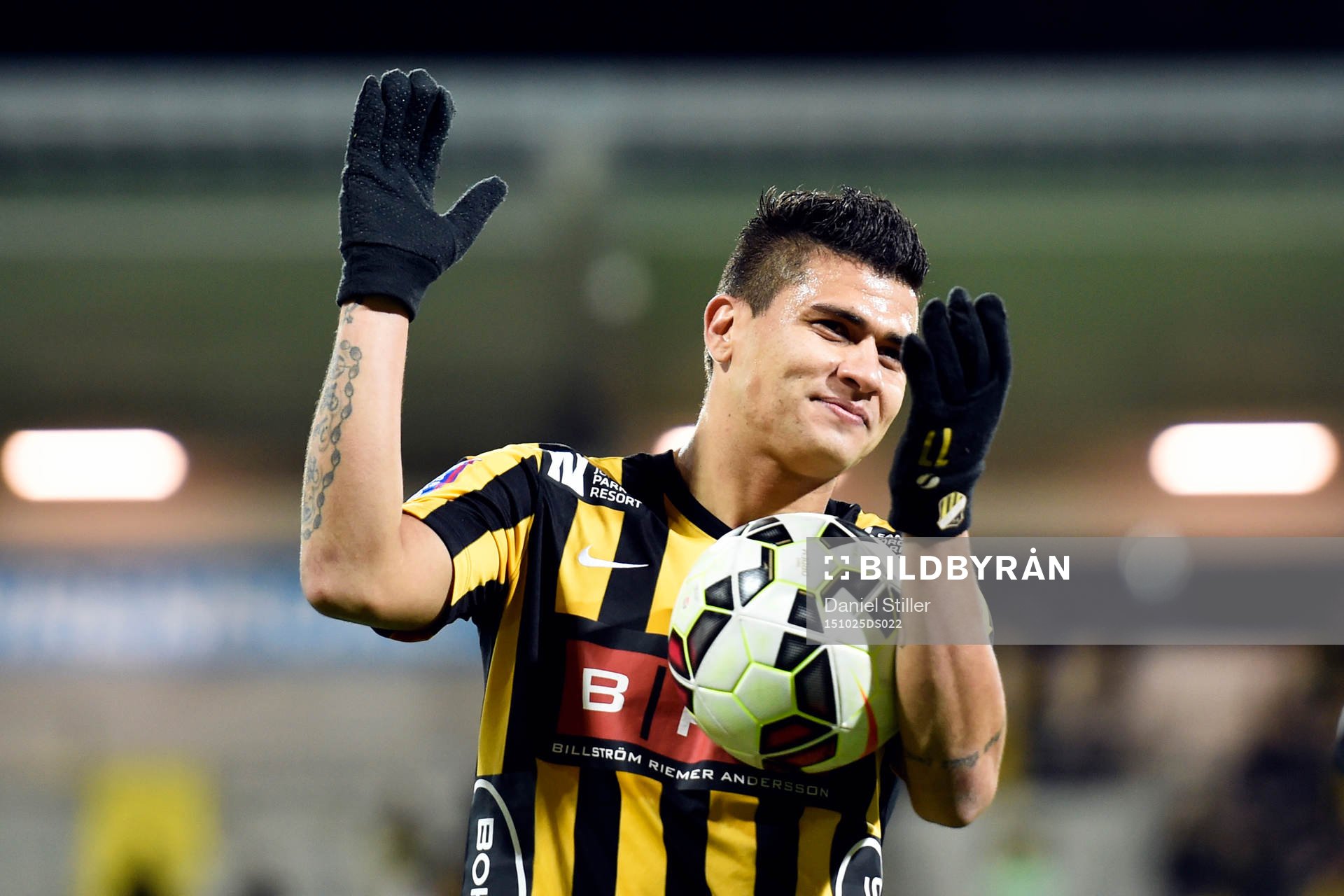 Häckens tremålsskytt Paulo de Oliveira tackar publiken efter fotbollsmatchen i Allsvenskan mellan Häcken och Elfsborg den 25 oktober 2015 i Göteborg.