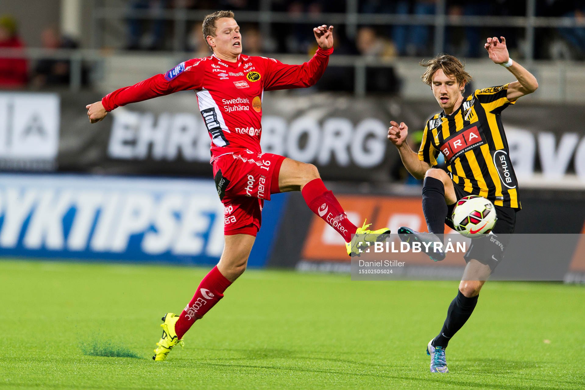 Elfsborgs Viktor Claesson i kamp med Häckens Simon Sandberg under fotbollsmatchen i Allsvenskan mellan Häcken och Elfsborg den 25 april 2015 i Göteborg.