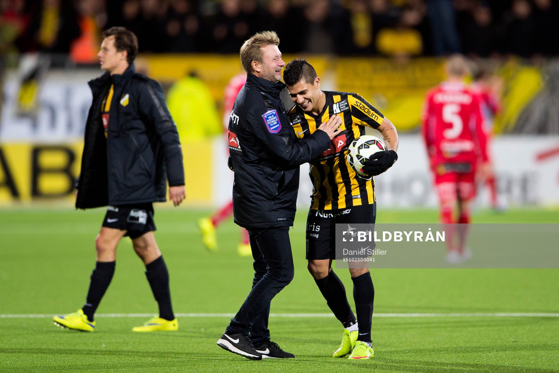Häckens tränare Peter Gerhardsson kramar om Paulo de