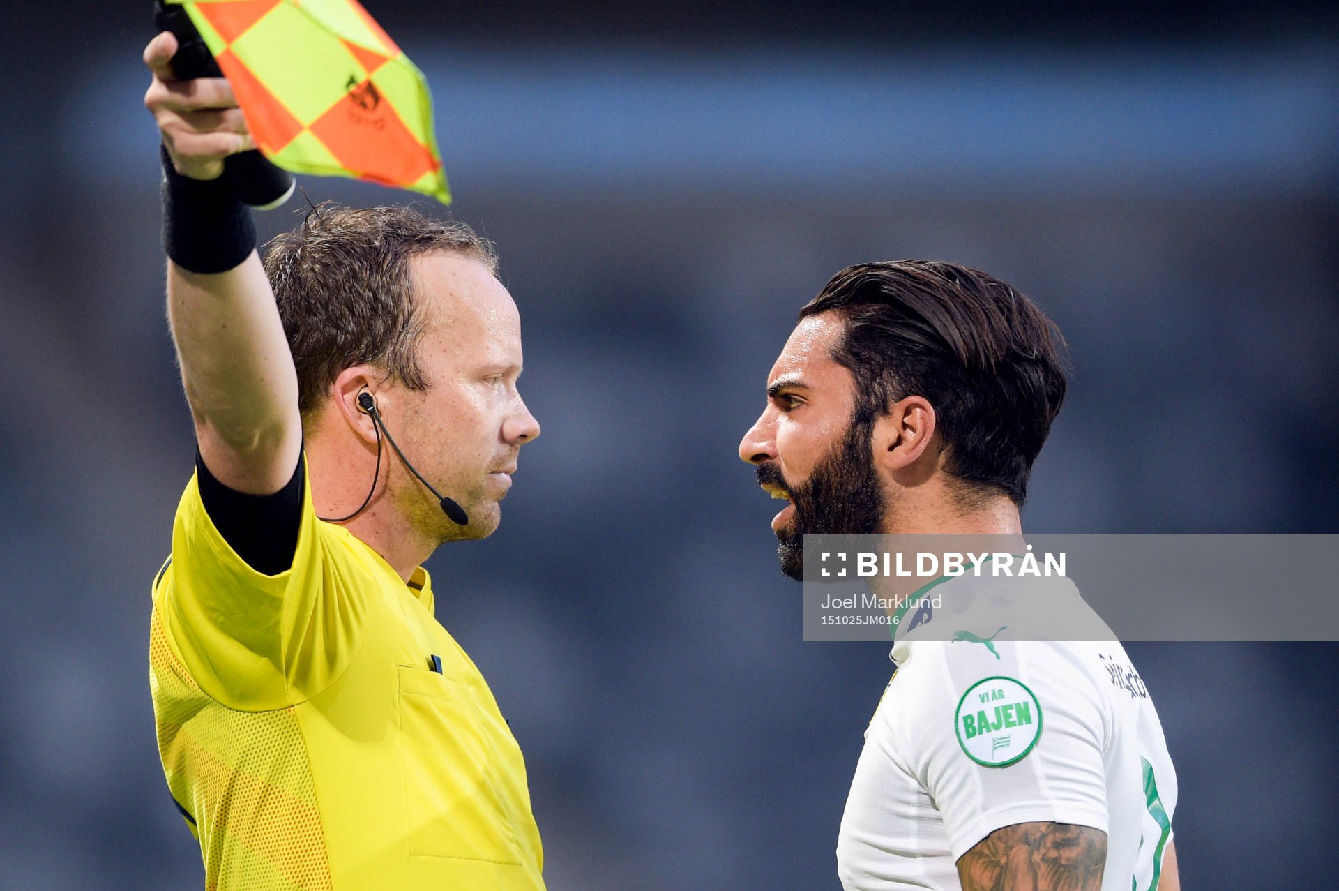 Linjedomaren får en utskällning av Hammarbys Stefan Batan