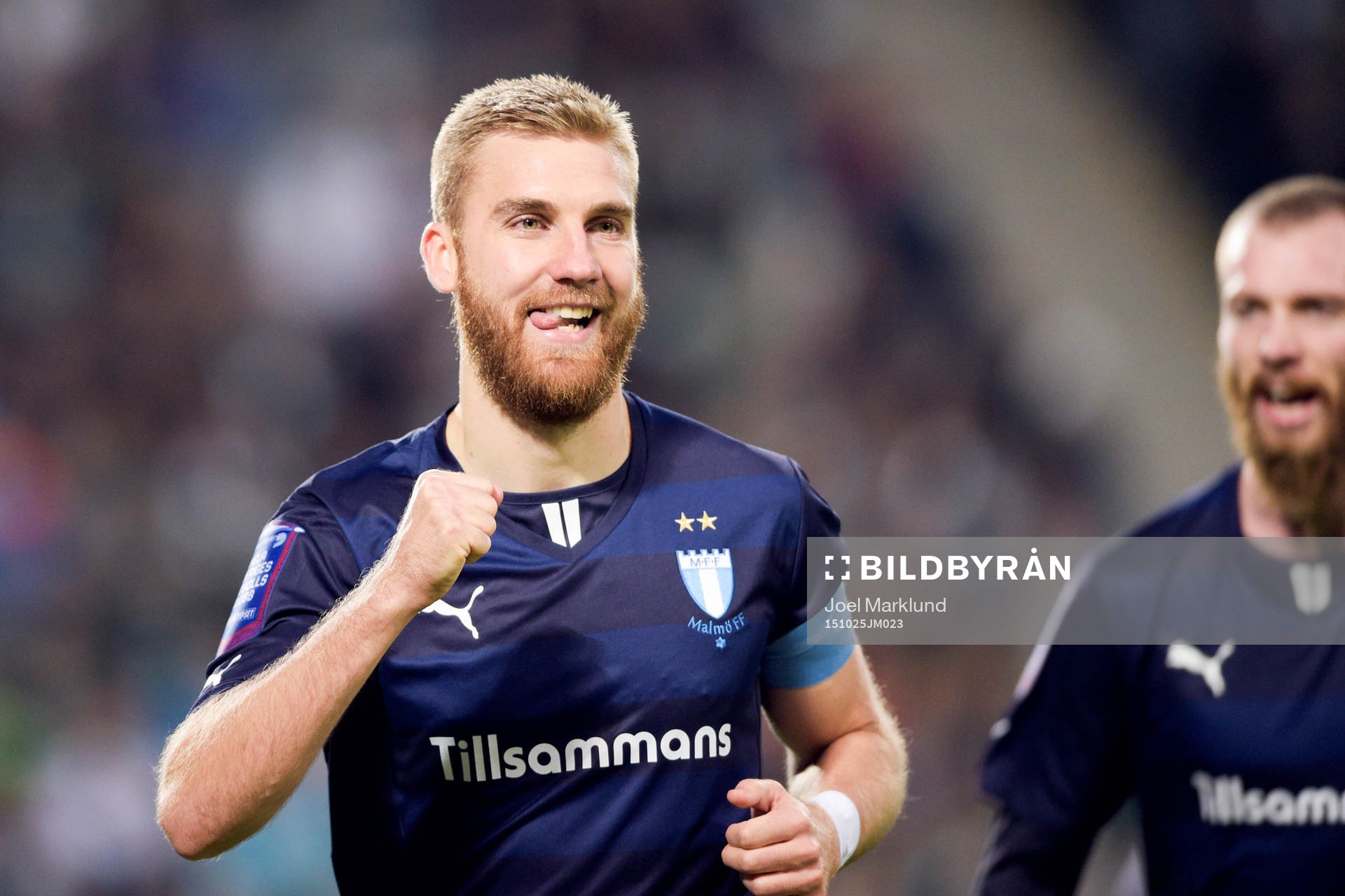 Malmös Rasmus Bengtsson firar efter 1-0 under fotbollsmatchen i Allsvenskan mellan Hammarby och Malmö FF den 25 oktober 2015 i Stockholm.