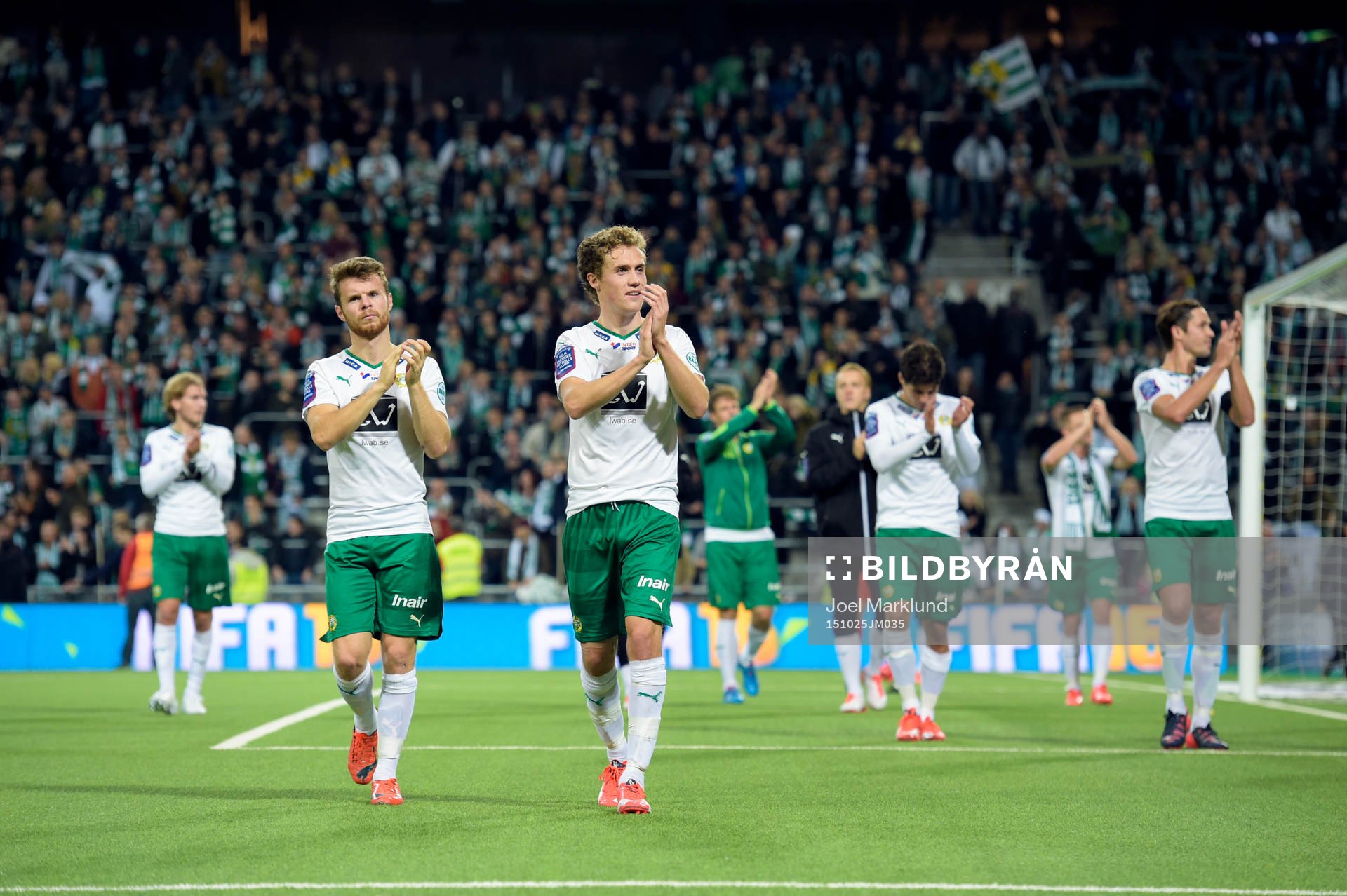 Hammarbysspelare tackar publiken efter fotbollsmatchen i Allsvenskan mellan Hammarby och Malmö FF den 25 oktober 2015 i Stockholm.