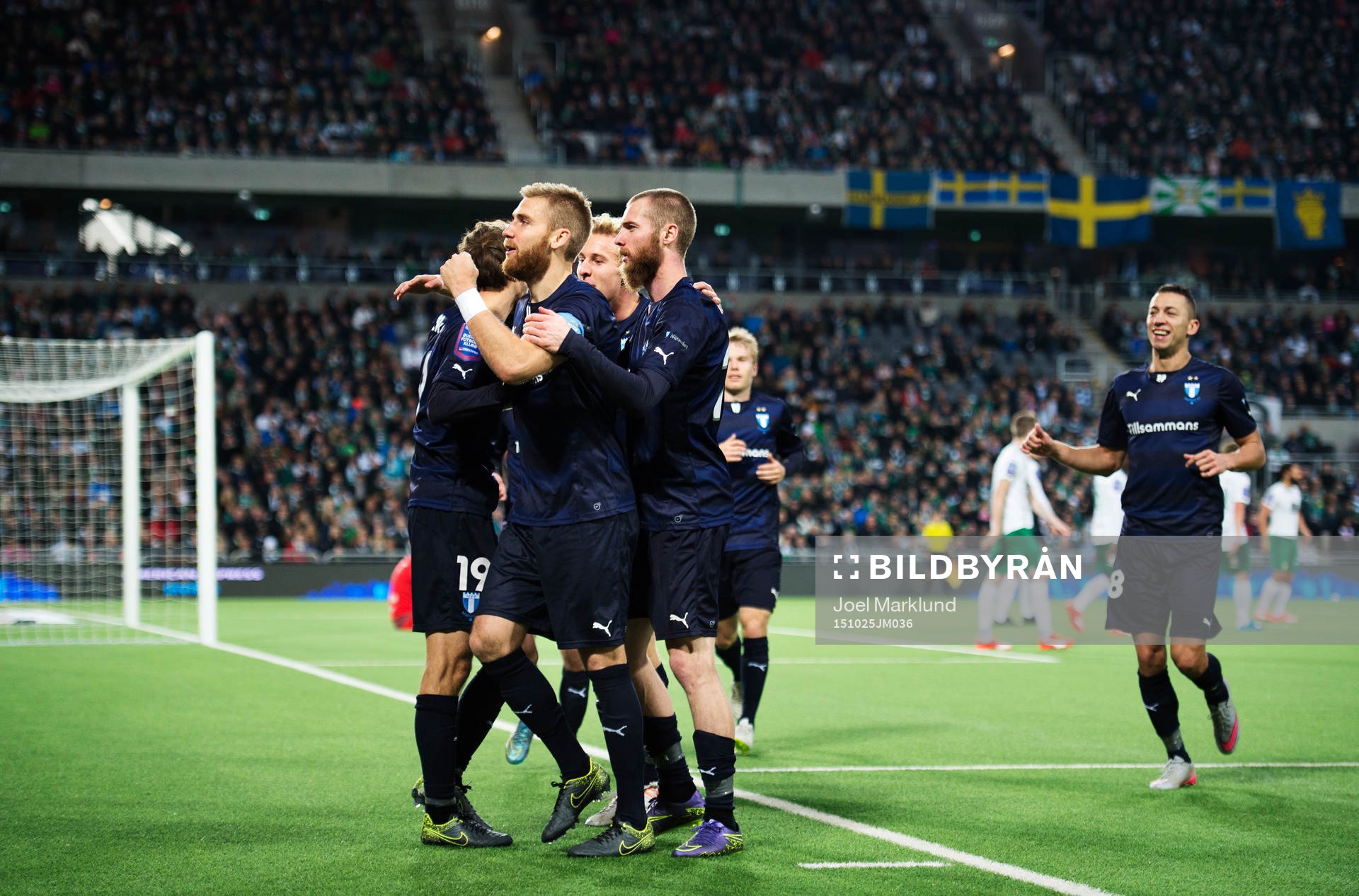 Malmös Rasmus Bengtsson jublar med lagkamrater