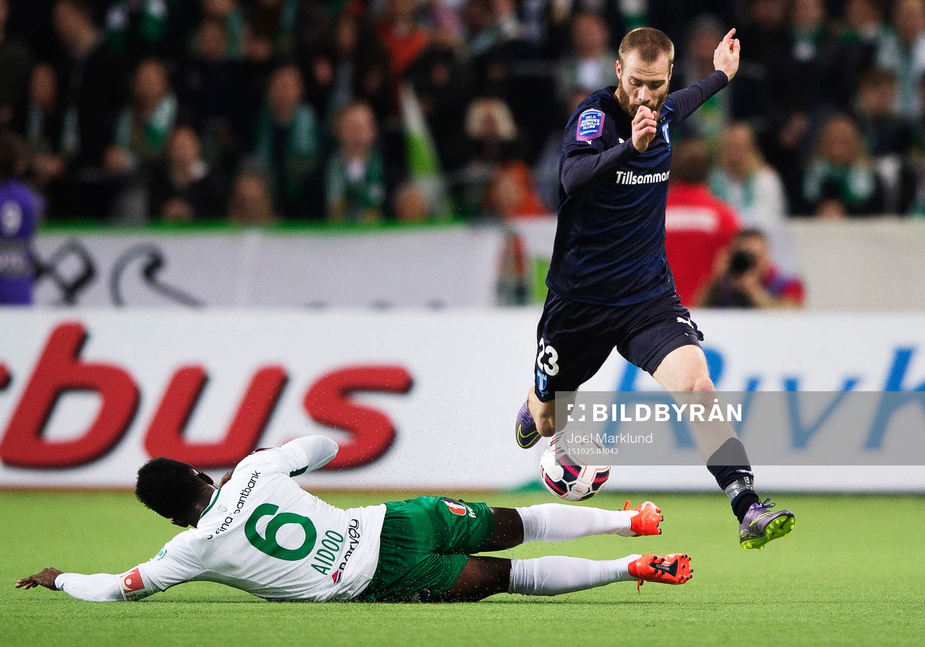 Hammarbys Joseph Aidoo glidtacklar och stoppar Malmös Jo