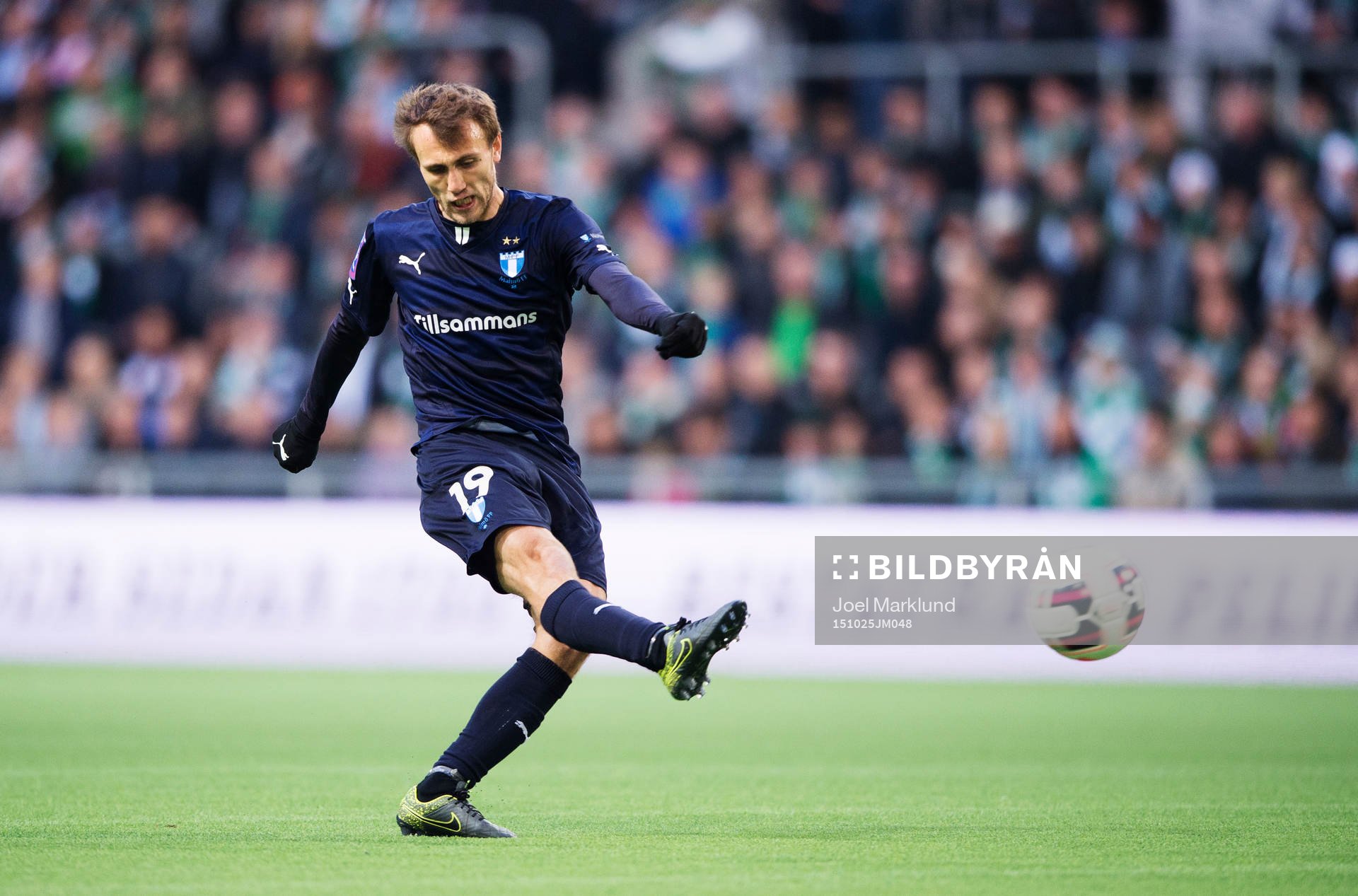 Malmös Magnus Wolff Eikrem skjuter ett skott
